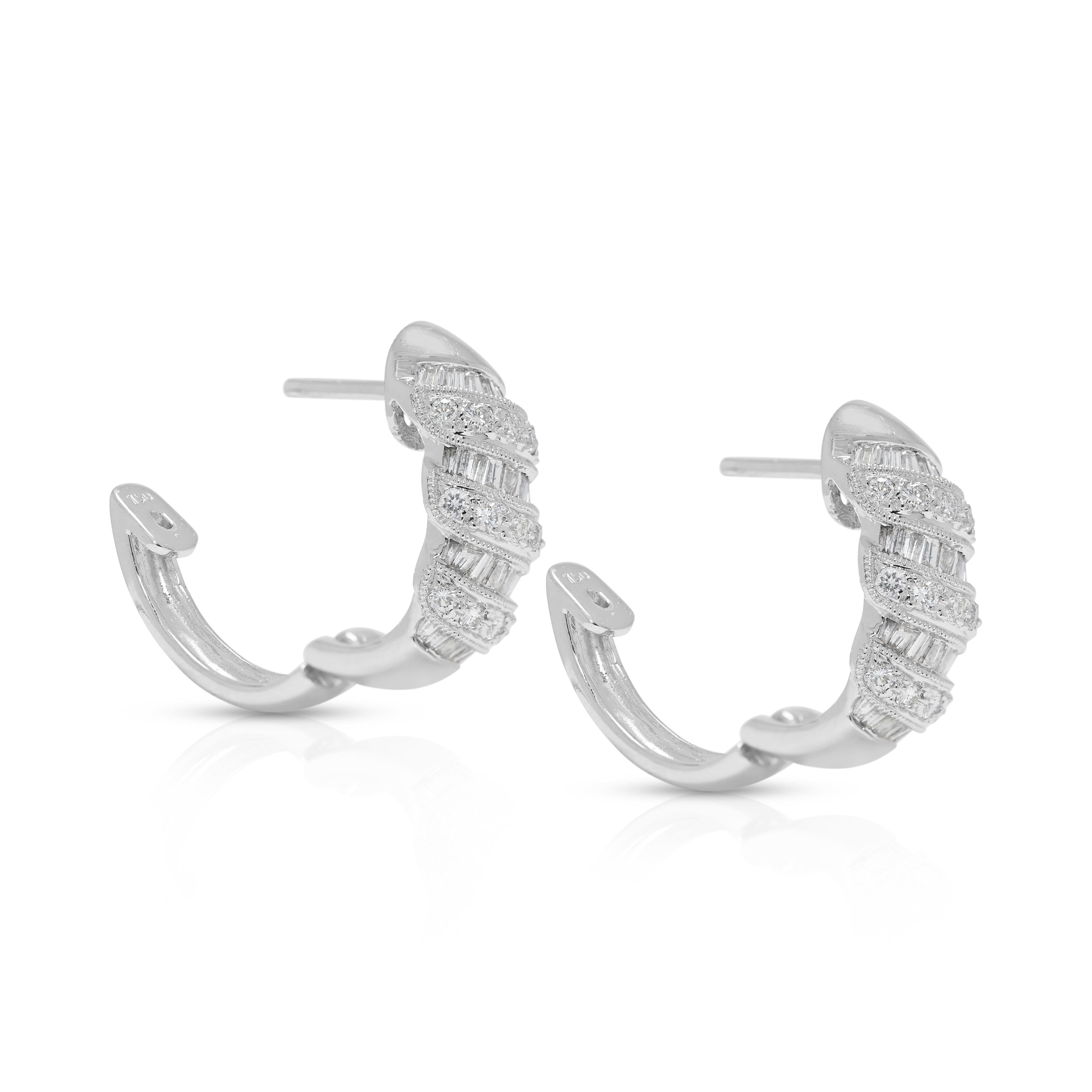 Orecchini a cerchio con diamanti naturali da 0,87 carati in oro bianco 18K in vendita 1