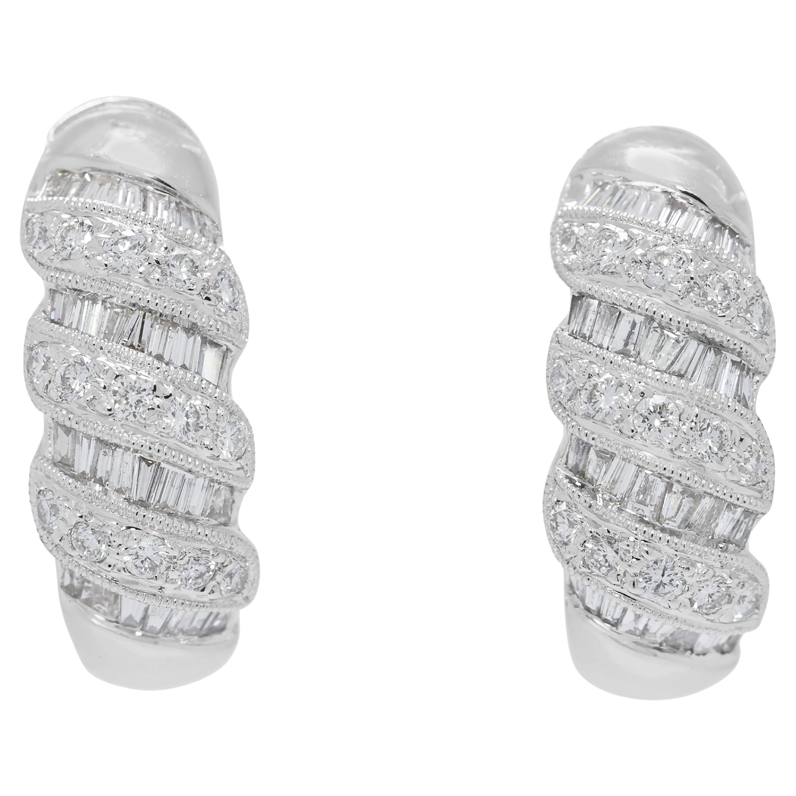 Orecchini a cerchio con diamanti naturali da 0,87 carati in oro bianco 18K in vendita