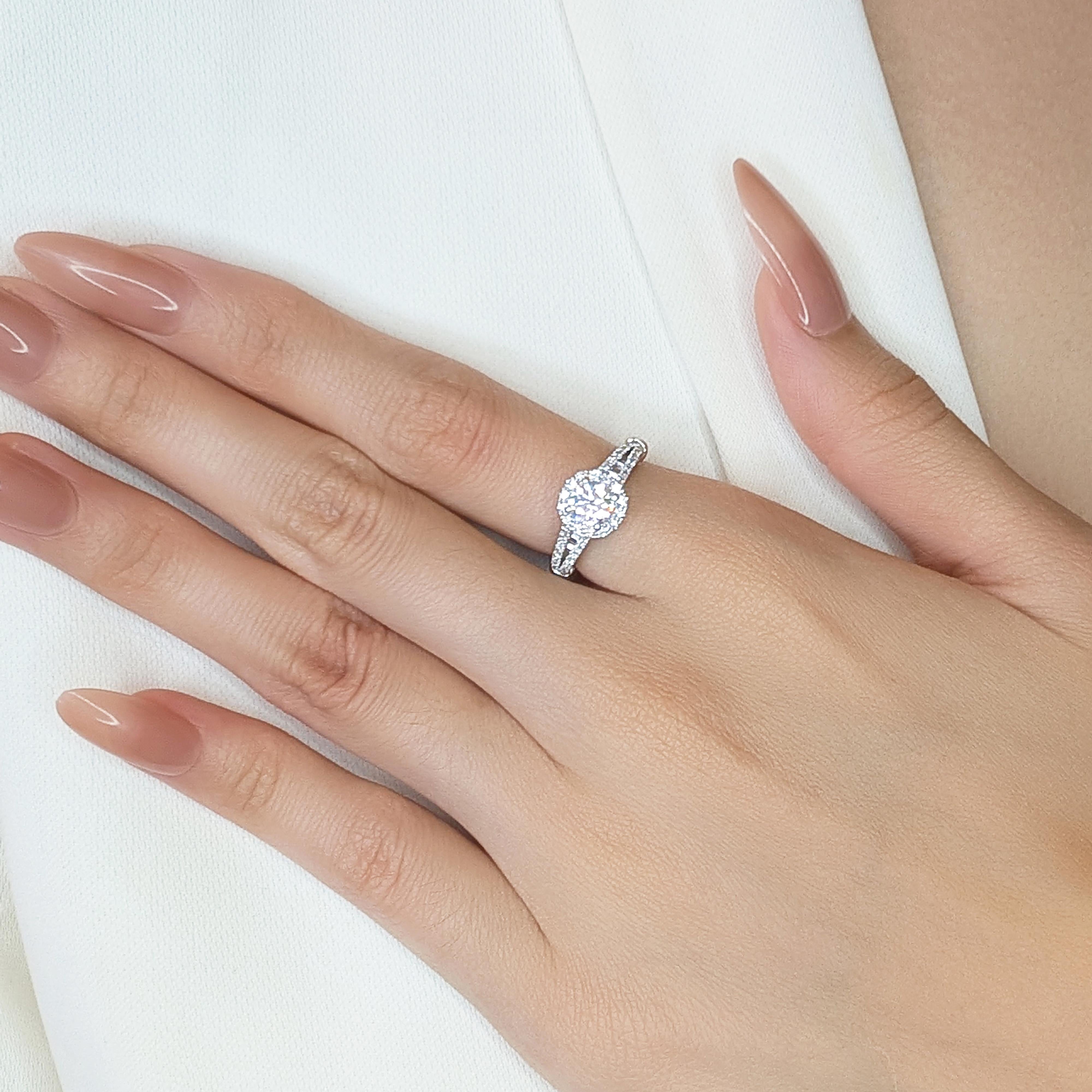 Dieser atemberaubende Halo-Ring ist ein Meisterwerk an Eleganz und Handwerkskunst, gefasst in luxuriösem, zweifarbigem 18-karätigem Gold. In seinem Zentrum liegt ein schillernder Naturdiamant von 0,62 ct. mit einem außergewöhnlichen Farbgrad von E