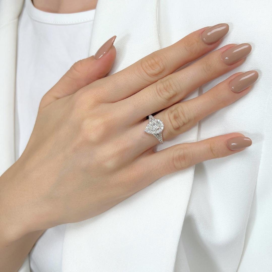 Deslumbrante Anillo Halo de Diamantes de 0,94 ct en Oro Blanco de 14k - Certificado GIA

Deléitate con la refinada elegancia de este anillo con halo de oro blanco de 14k, coronado con un impresionante diamante en forma de pera de 0,51 ct que