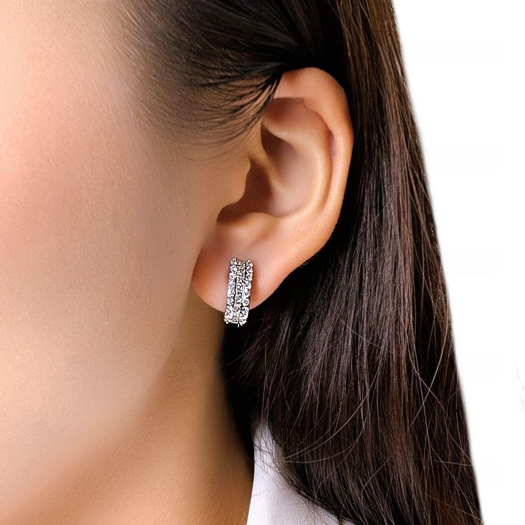 Ce n'est pas un sport comme les autres. Ces trois rangées de diamants éblouissants empilent 36 diamants ronds de taille brillante (0,54 ct) et 22 pierres de taille princesse (0,44 ct) dans un ensemble de couleurs F-G et de pureté VS qui frappe sous