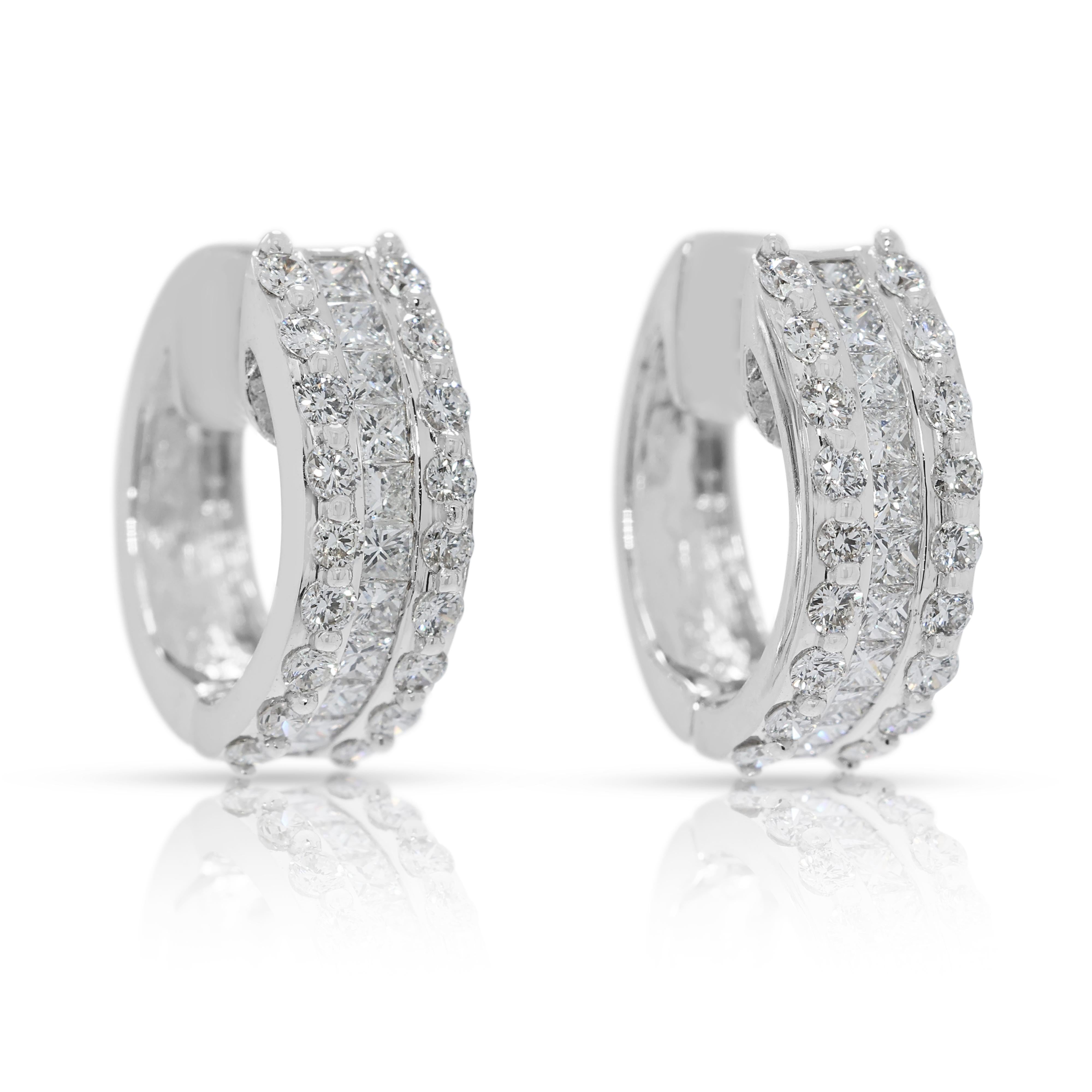 Taille ronde Boucles d'oreilles éblouissantes en or blanc 18 carats à trois rangs de diamants de 0,98 ct. en vente