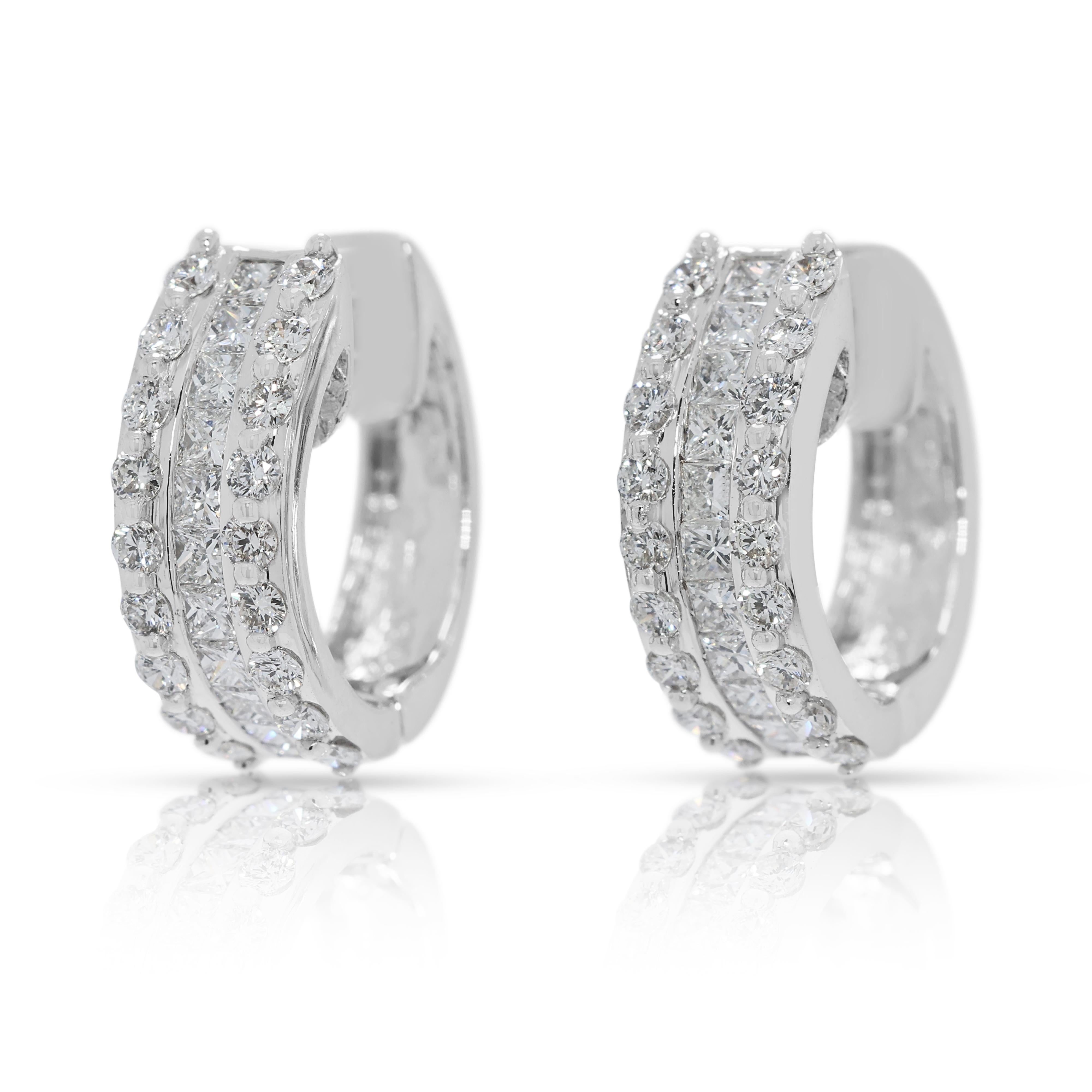 Boucles d'oreilles éblouissantes en or blanc 18 carats à trois rangs de diamants de 0,98 ct. Excellent état - En vente à רמת גן, IL