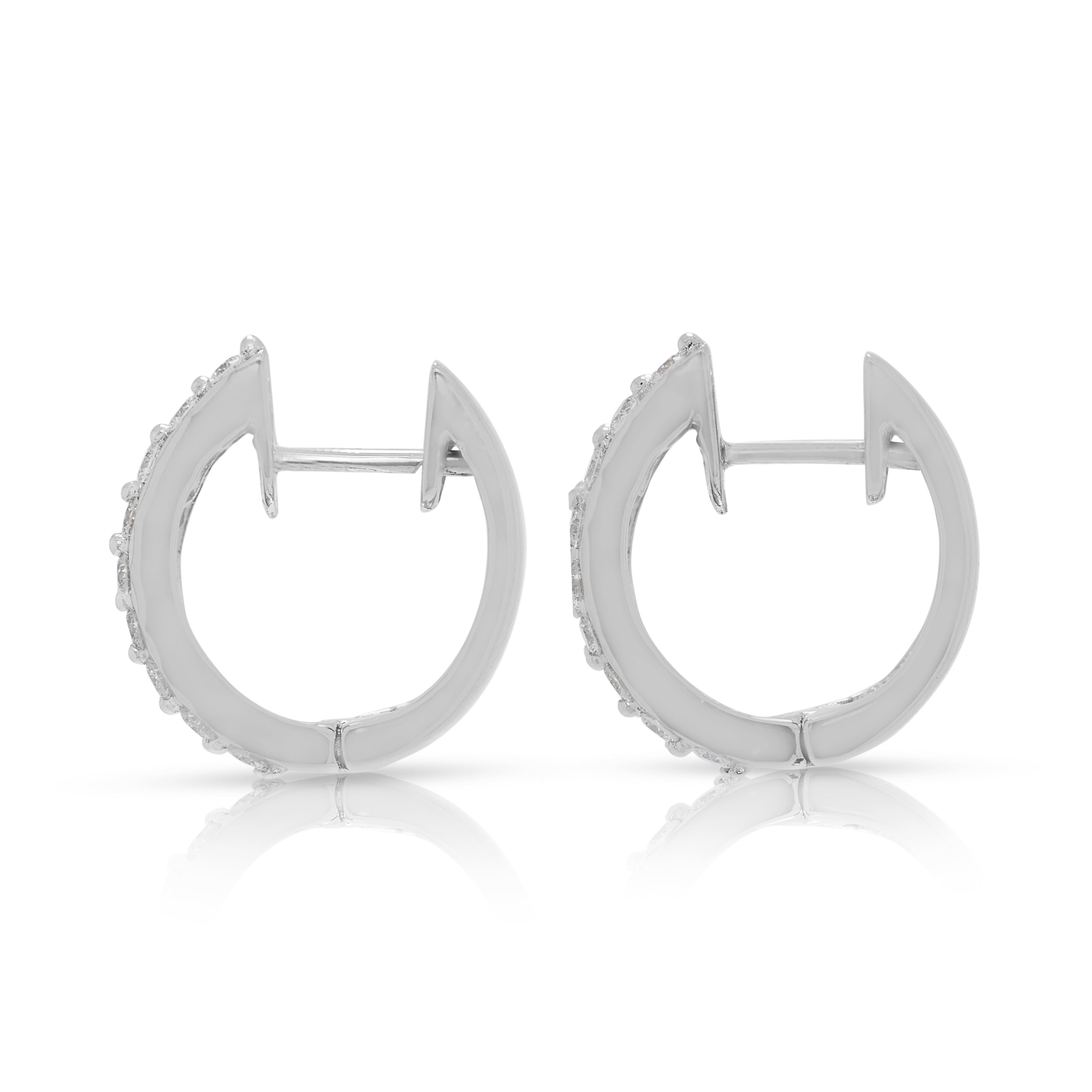 Boucles d'oreilles éblouissantes en or blanc 18 carats à trois rangs de diamants de 0,98 ct. Pour femmes en vente