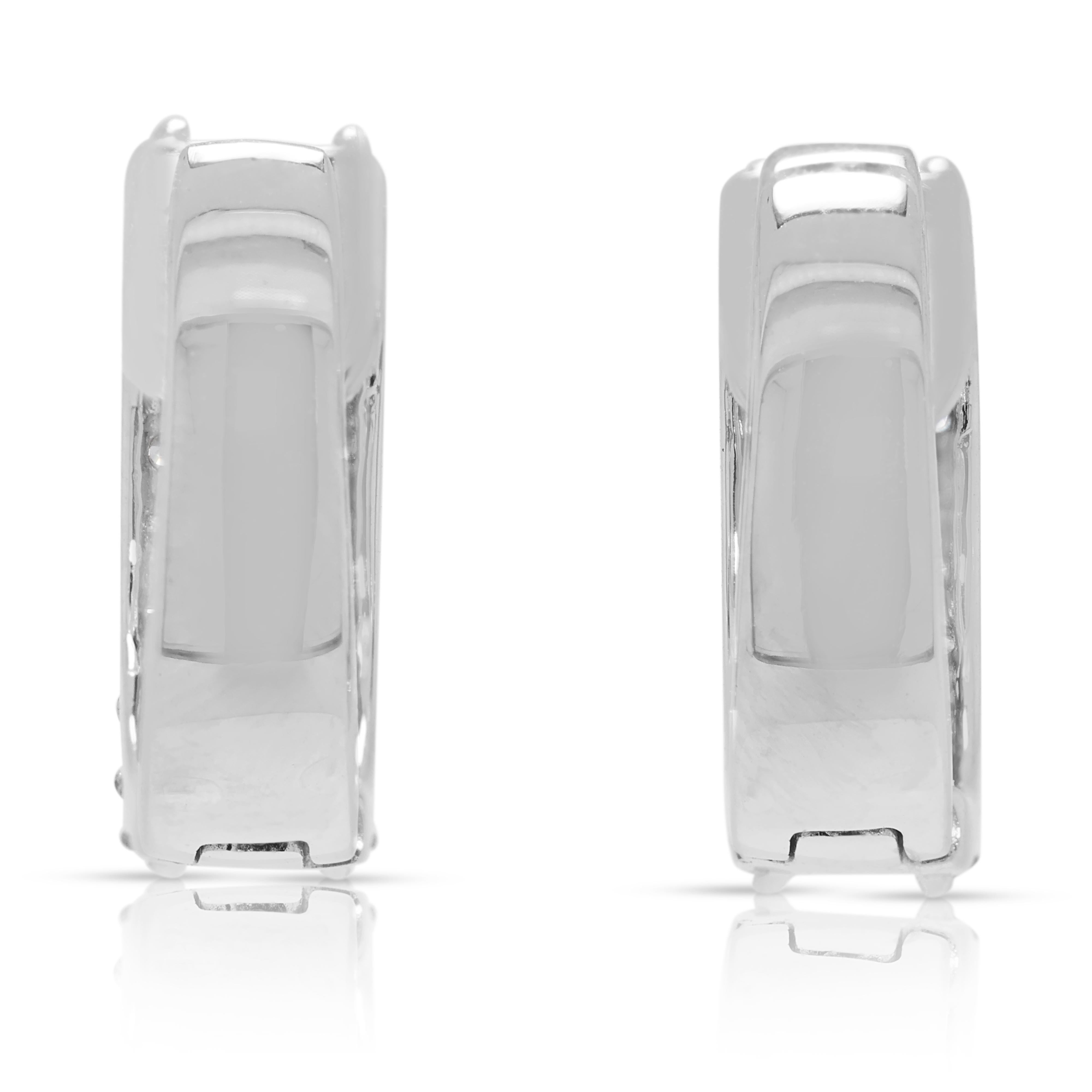 Boucles d'oreilles éblouissantes en or blanc 18 carats à trois rangs de diamants de 0,98 ct. en vente 1