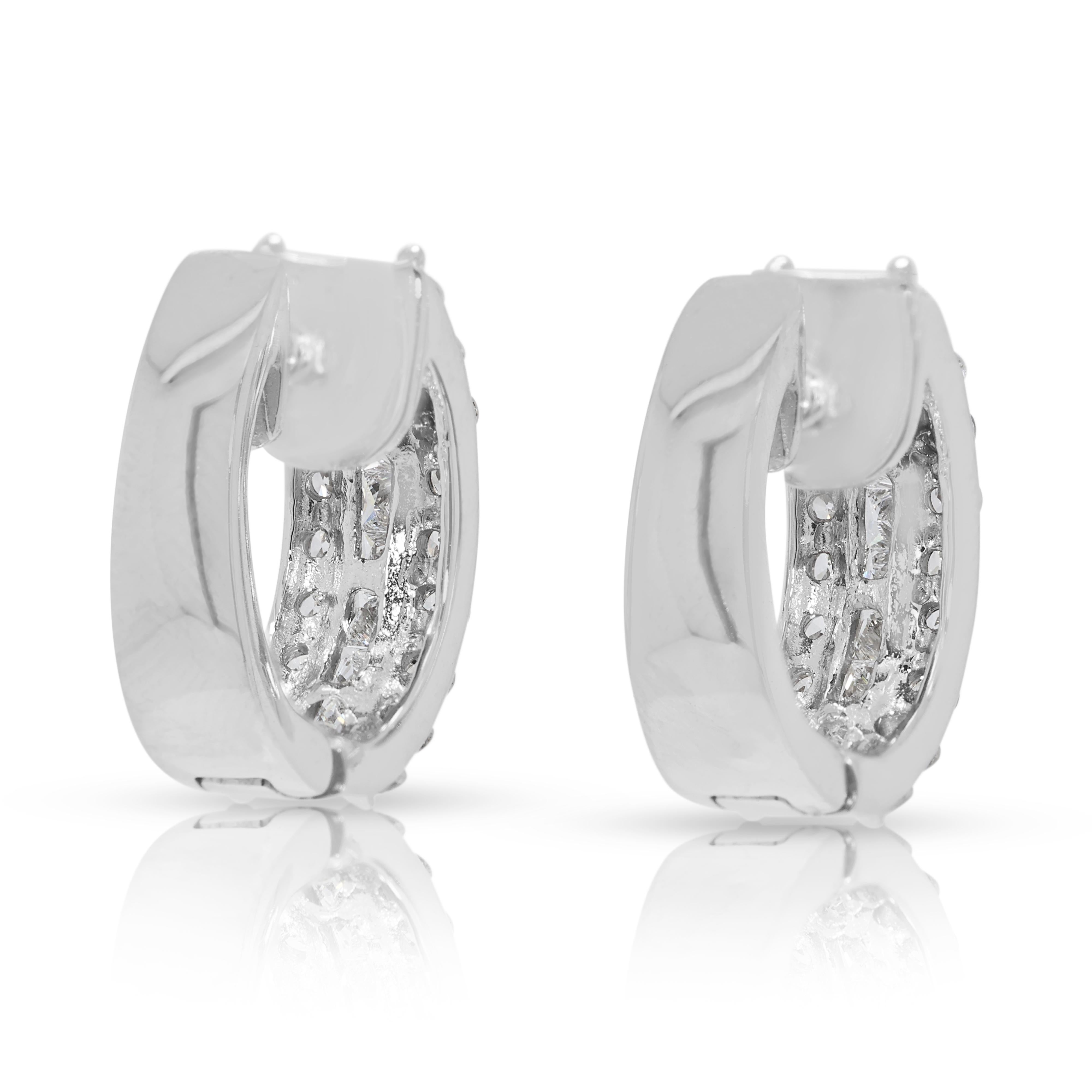 Boucles d'oreilles éblouissantes en or blanc 18 carats à trois rangs de diamants de 0,98 ct. en vente 2