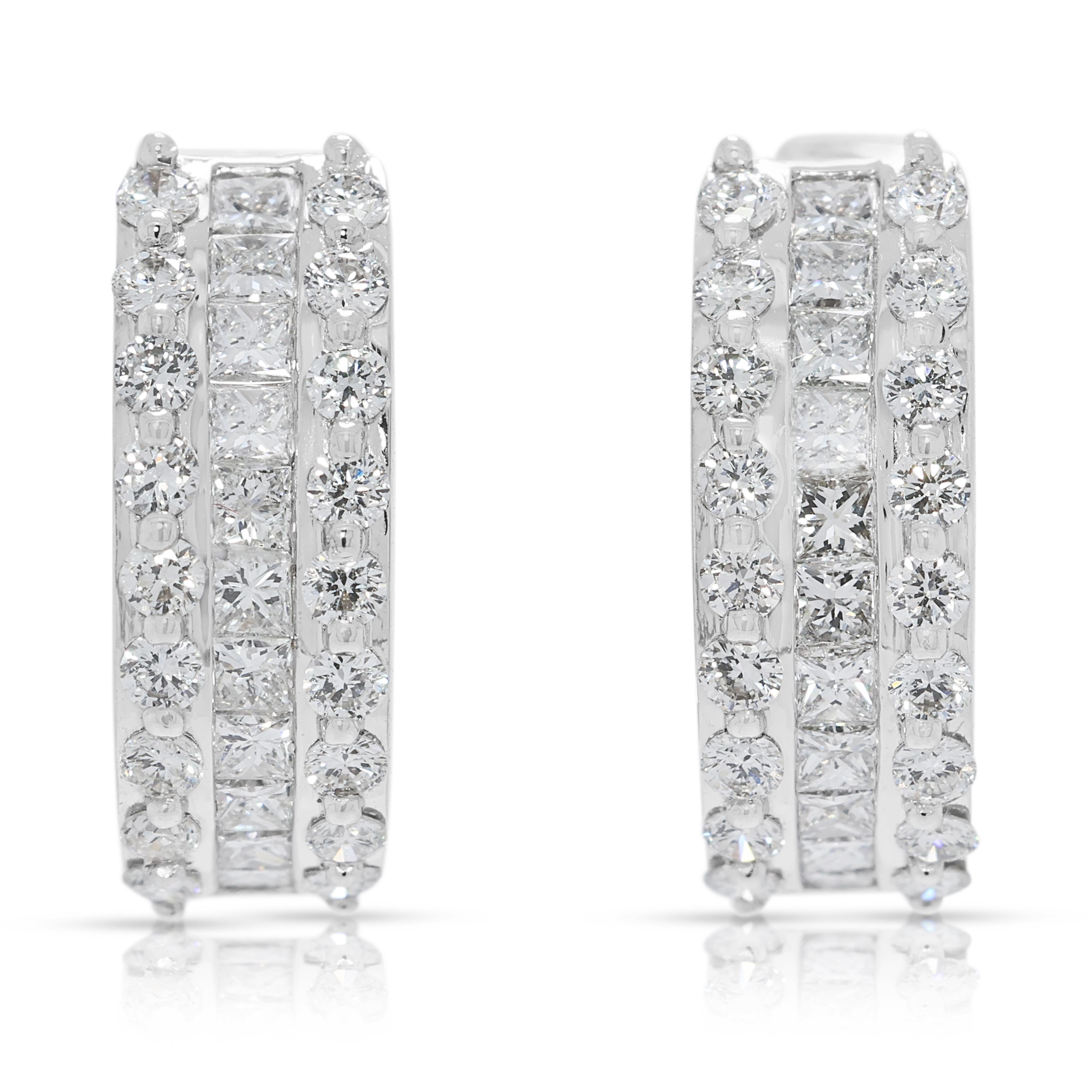 Orecchini a cerchio con diamanti a tripla fila da 0,98 carati in oro bianco 18 carati