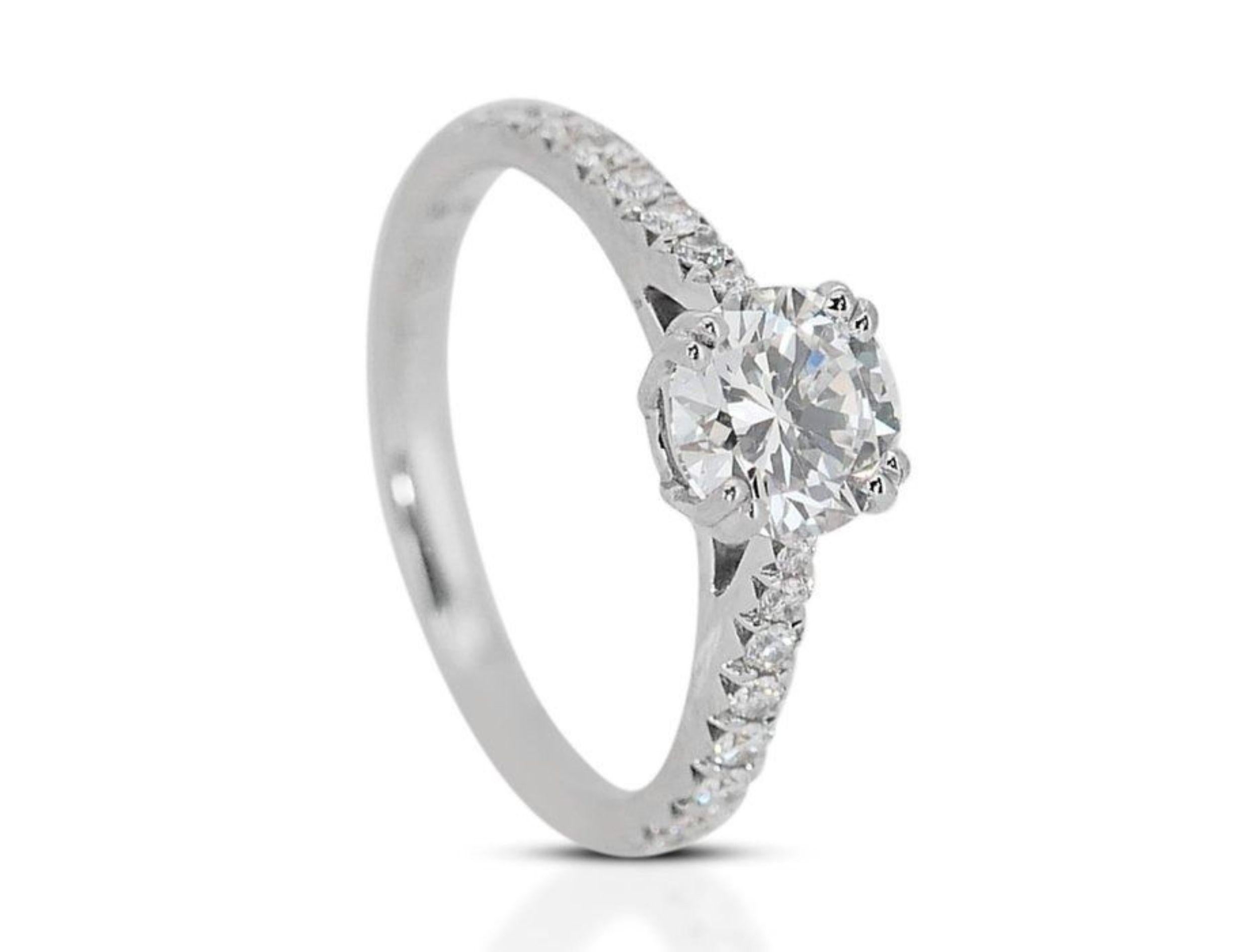 Dazzling 1 Carat Round Brilliant Diamond Ring with 0.25 Carat Side Diamonds In New Condition For Sale In רמת גן, IL