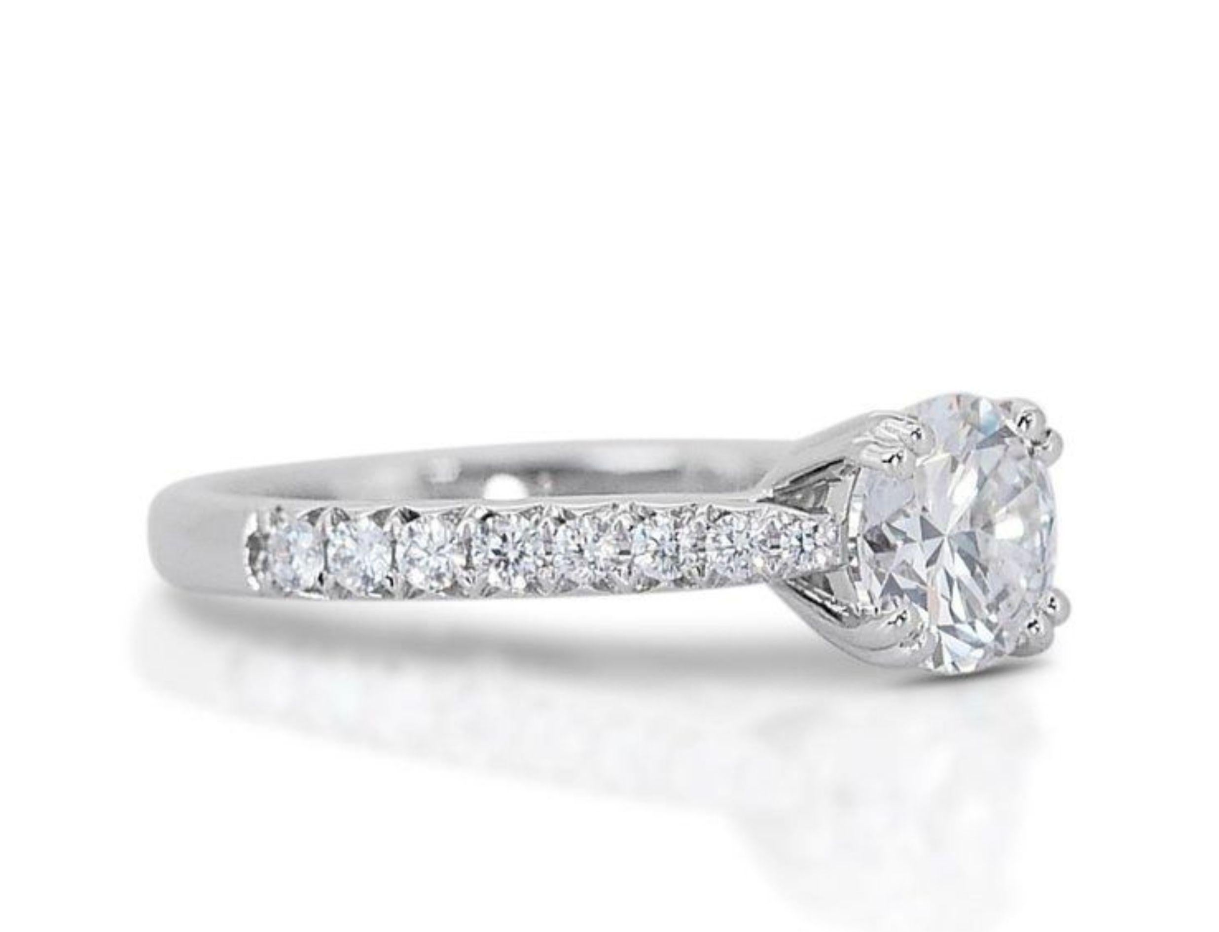 Brilliante bague en diamant rond brillant de 1 carat avec diamants latéraux de 0,25 carat en vente 1