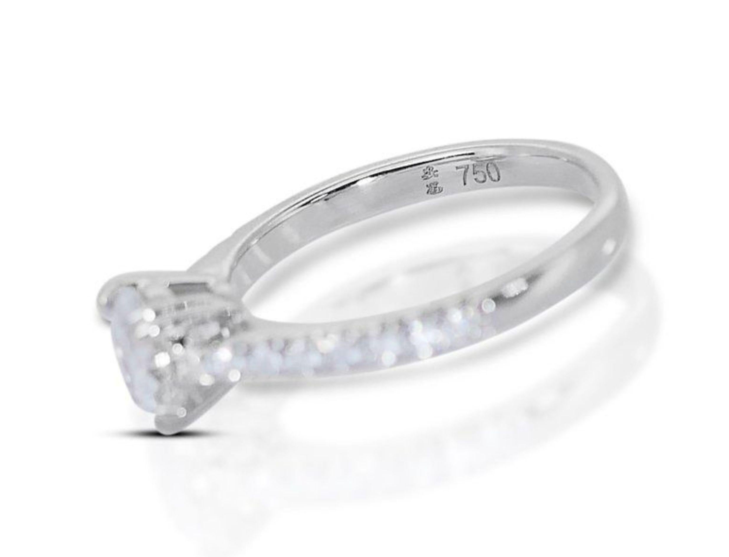 Dazzling 1 Carat Round Brilliant Diamond Ring with 0.25 Carat Side Diamonds For Sale 3