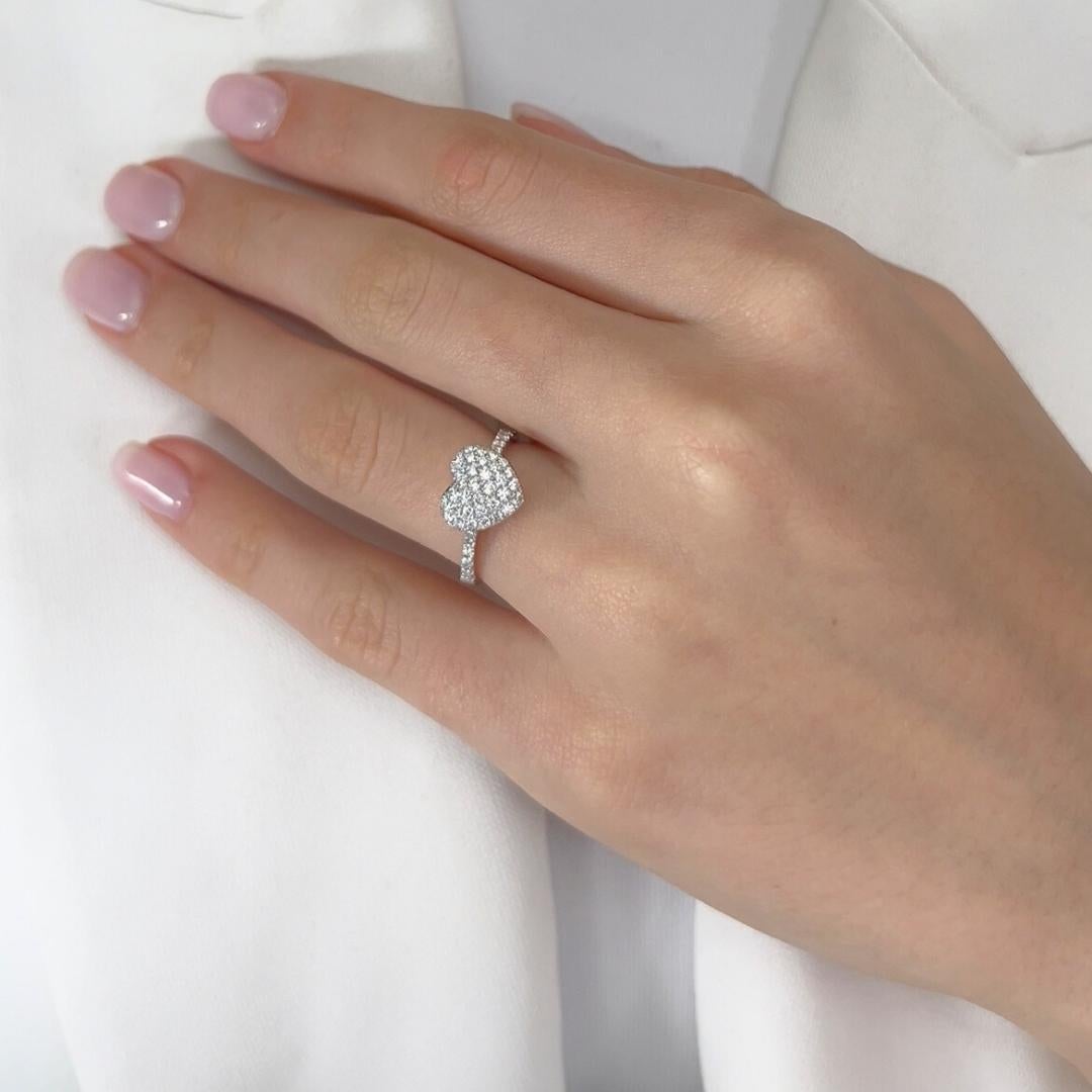 Anello a forma di cuore con 1,03 carati di diamanti in oro bianco 18 carati - certificato IGI

Questo lussuoso anello in oro bianco 18 carati abbaglia con 34 diamanti a taglio rotondo per un totale di 1,03 carati. Caratterizzati da un colore e una