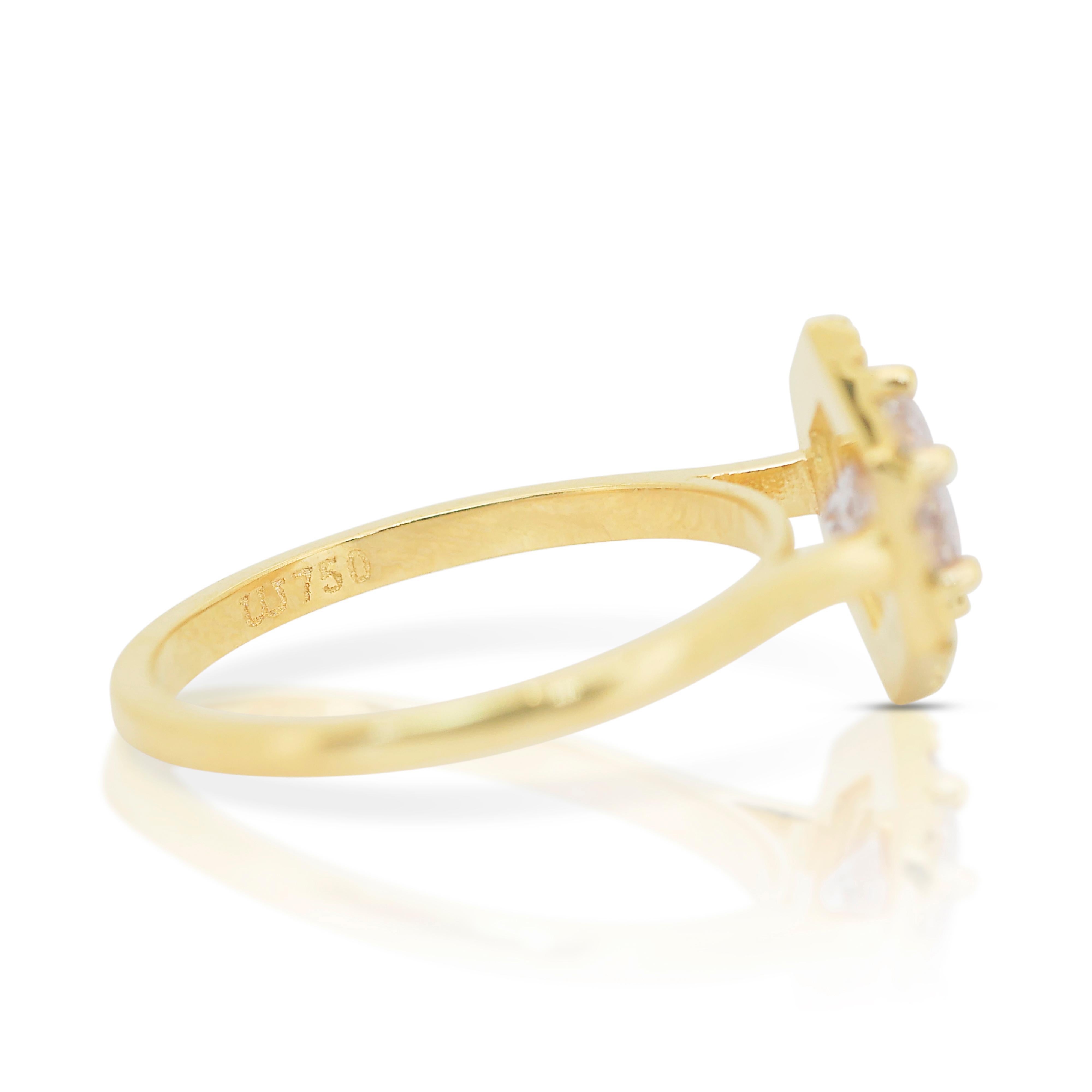 Schillernder 1,07 Karat Diamanten Halo-Ring aus 18 Karat Gelbgold - IGI-zertifiziert

Genießen Sie die exquisite Schönheit dieses Halo-Rings aus 18 Karat Gelbgold mit einem atemberaubenden runden Diamanten in der Mitte, der von 18 schillernden