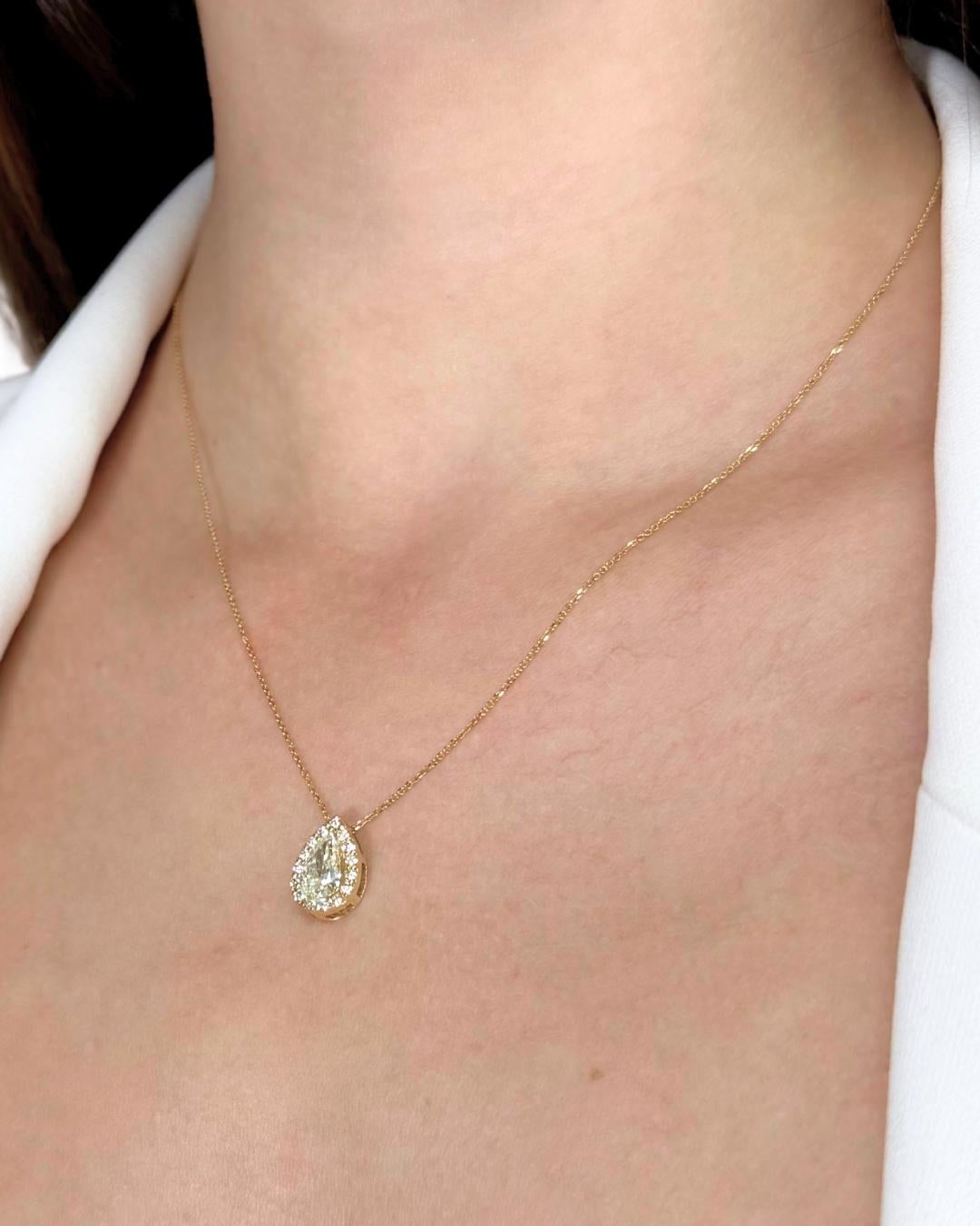 Collier éblouissant de 1,10ct de diamants avec pendentif halo en or jaune 18k en vente 5