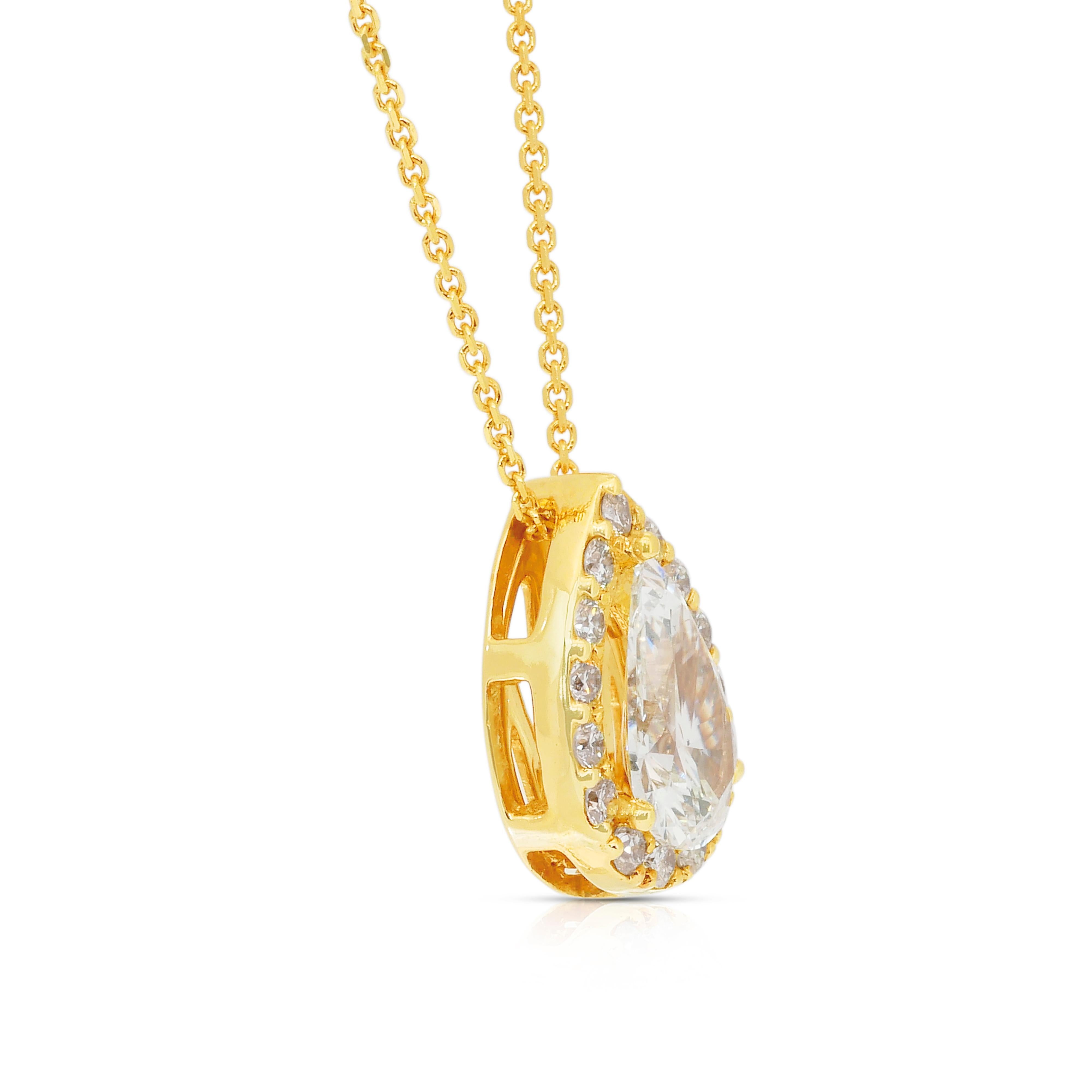 Collier éblouissant de 1,10ct de diamants avec pendentif halo en or jaune 18k Neuf - En vente à רמת גן, IL
