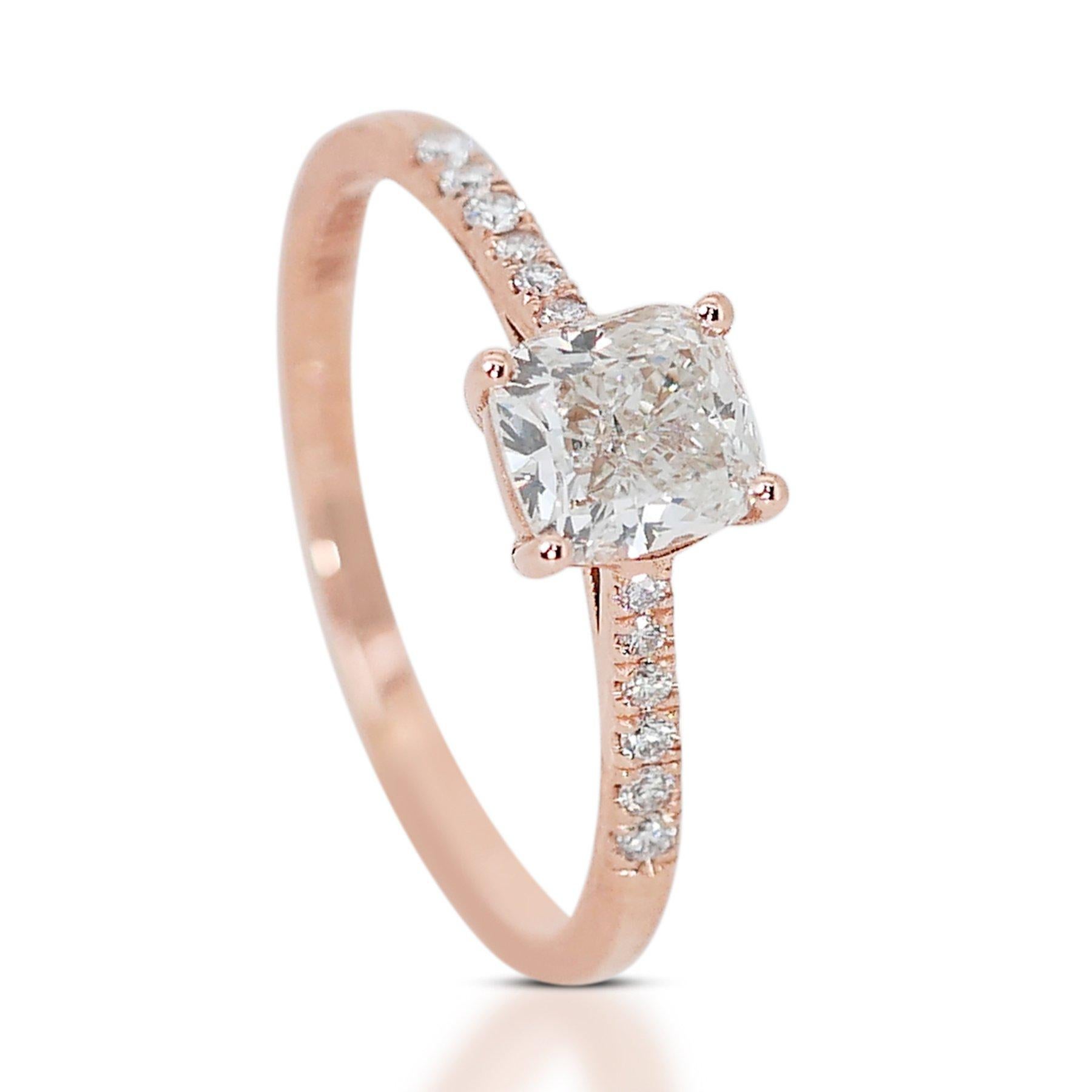 Abbagliante anello con pavé di diamanti doppio taglio ideale eccellente da 1,10 carati in oro rosa 18k - Certificato GIA

Eleganza senza tempo con questo anello con pavé di diamanti in oro rosa 18 carati. Il fulcro è uno splendido diamante da 1,00