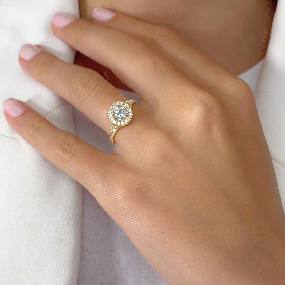 Dazzling 1.14ct Diamonds Halo Ring in 18k Yellow Gold - IGI Certified

This refined 18k yellow gold halo ring is crowned with a 0.72ct round diamond that enhances its radiant brilliance, while 40 delicate round side diamonds totaling 0.42ct shimmer