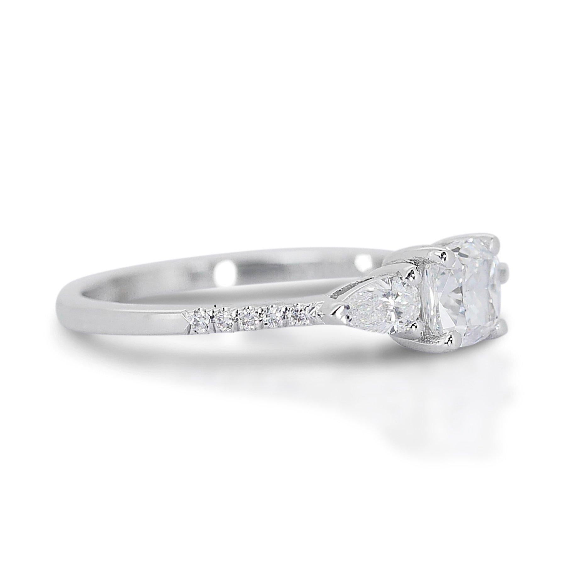 Anello a 3 pietre con diamanti doppio taglio ideale eccellente da 1,17 carati in oro bianco 18 carati - Certificato GIA

Eleva il tuo stile con questo maestoso anello a tre pietre in oro bianco 18 carati, con al centro un diamante da 0,82 carati con