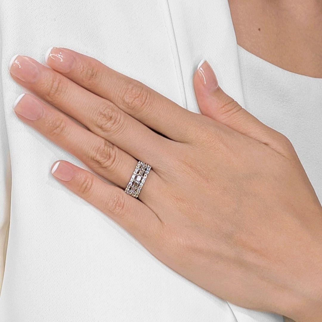 Este elegante anillo de Lee Hwa es una celebración del diseño sofisticado y la calidad excepcional de los diamantes. Realizado en oro blanco de 18 quilates, presenta cinco diamantes naturales de talla rectangular (0,86 quilates en total) de
