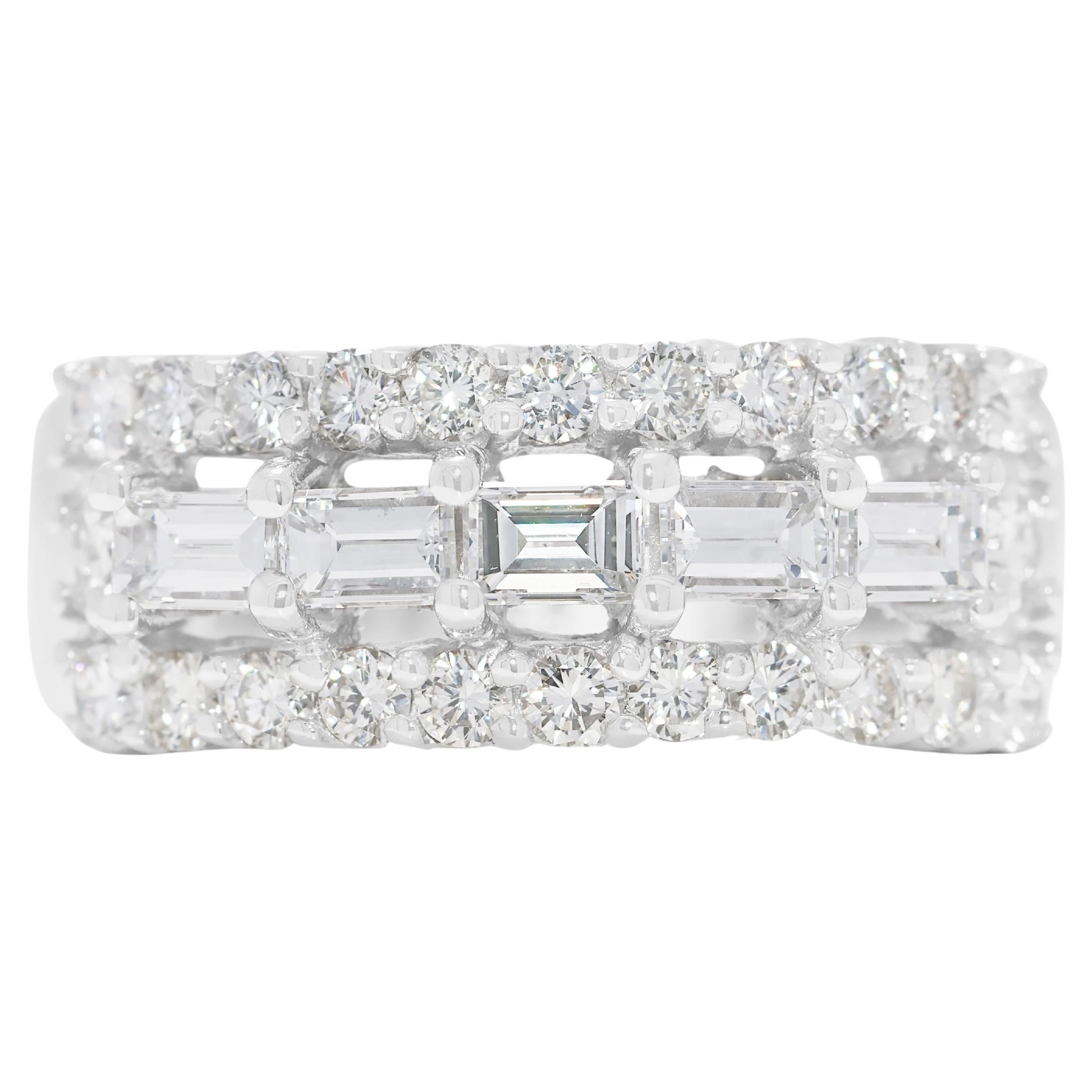 Deslumbrante Anillo de Diamantes Naturales de 1,1 ct en Oro Blanco de 18 quilates en venta