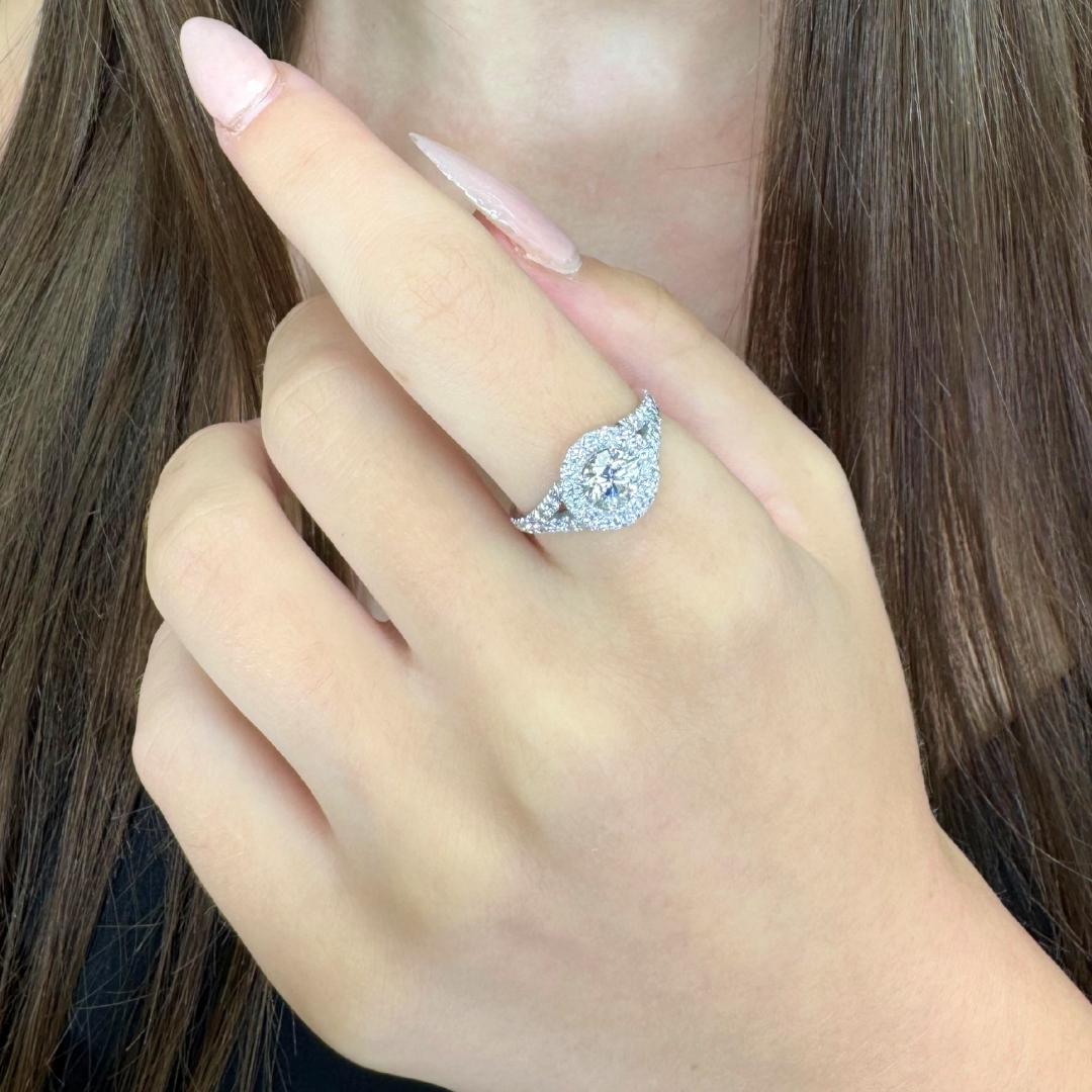 Anello con diamanti a raggiera da 1,26 carati in oro bianco 18 carati - certificato IGI

Questo elegante anello con aureola in oro bianco 18 carati è centrato da un diamante rotondo da 0,75 carati, che offre uno scintillio senza tempo. Intorno al