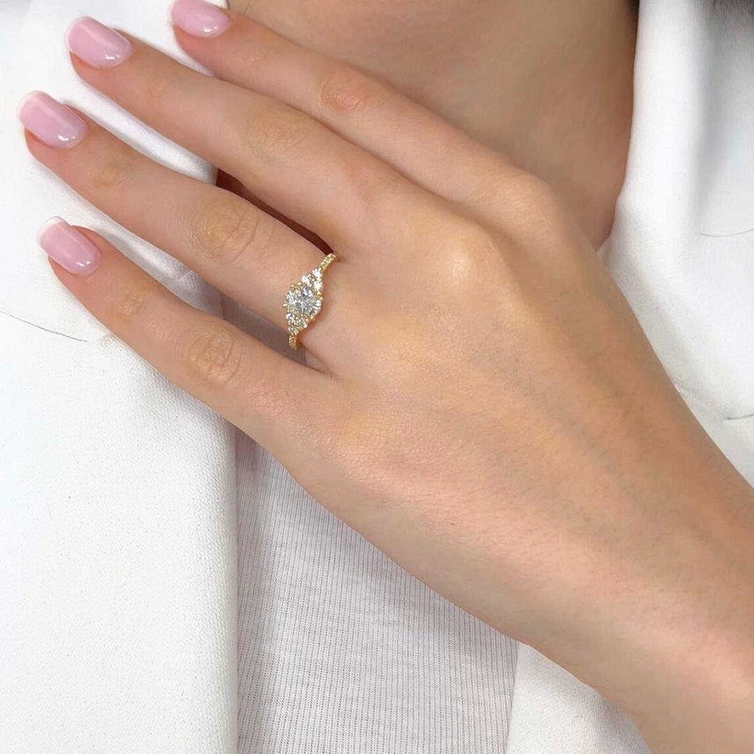 Éblouissante bague en or jaune 18 carats avec pavé de 1,27 ct de diamants - certifiée IGI

Cette bague en or jaune 18 carats est ornée d'un diamant ovale de 0,95 carat en son centre. Autour de la pièce maîtresse, 16 diamants ronds de 0,32 carat au