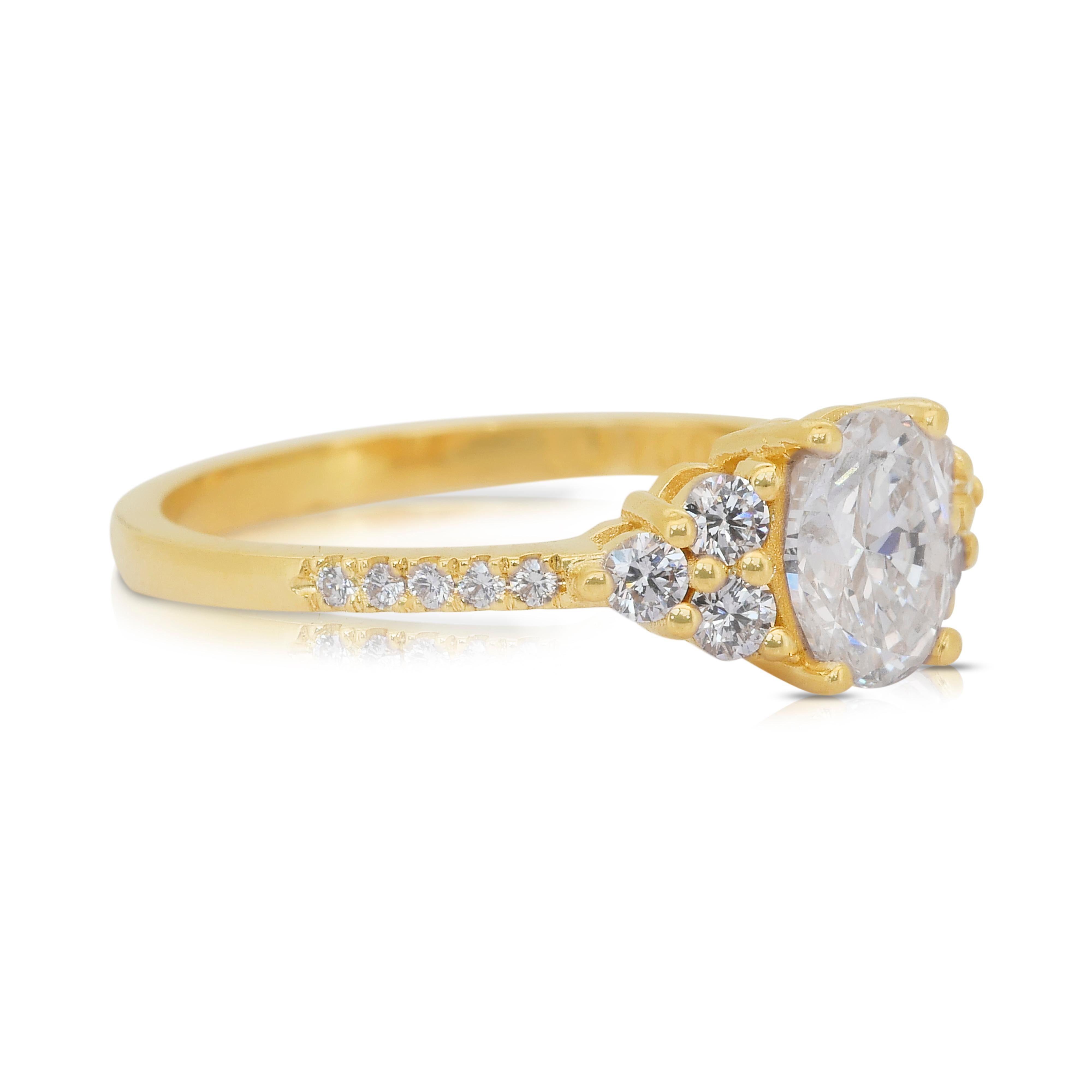 Taille ovale Éblouissante bague en or jaune 18 carats avec pavé de 1,27 ct de diamants - certifiée IGI en vente