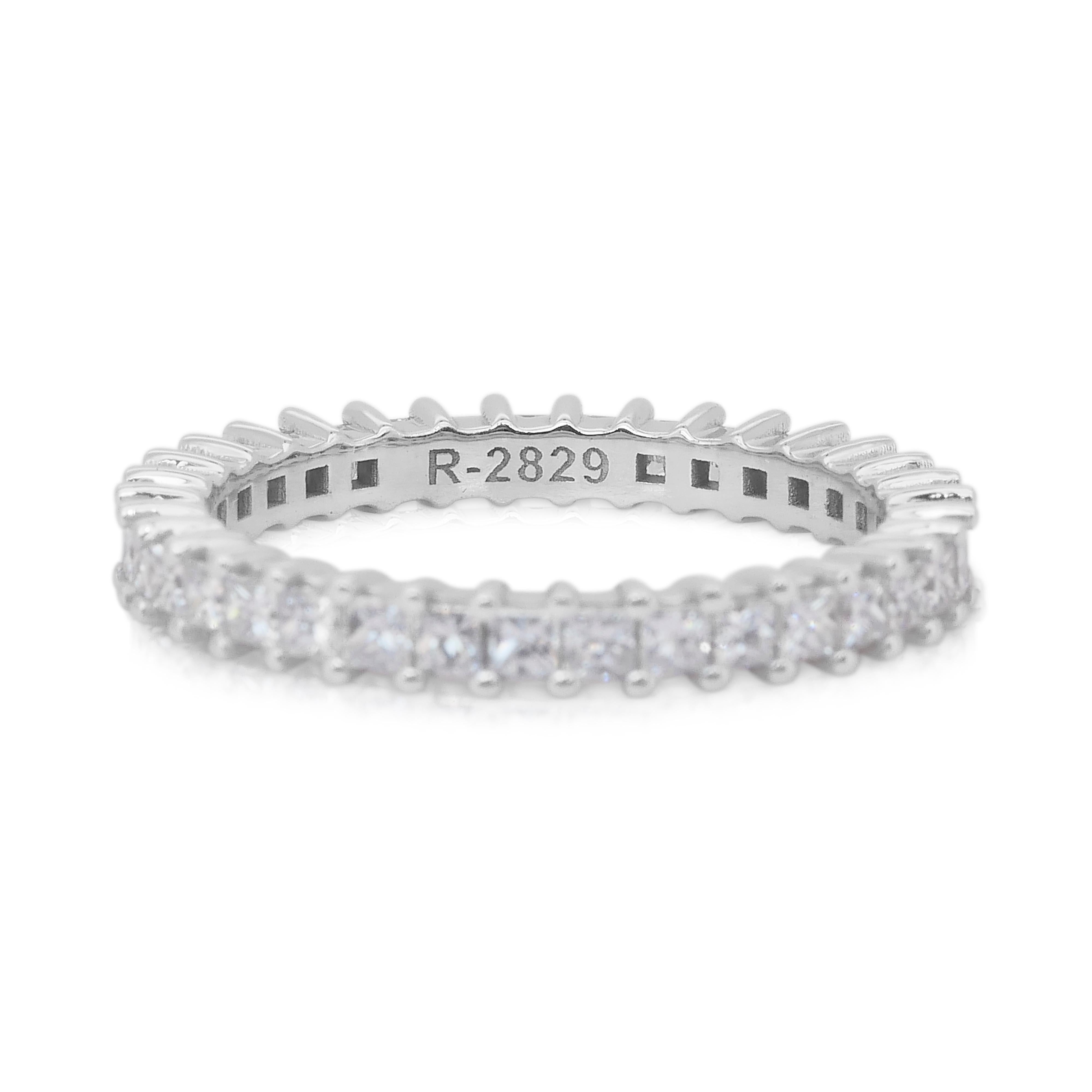 Dazzling 1.30ct Diamonds Eternity Ring in 18k White Gold - IGI Certified (Carréschliff) im Angebot