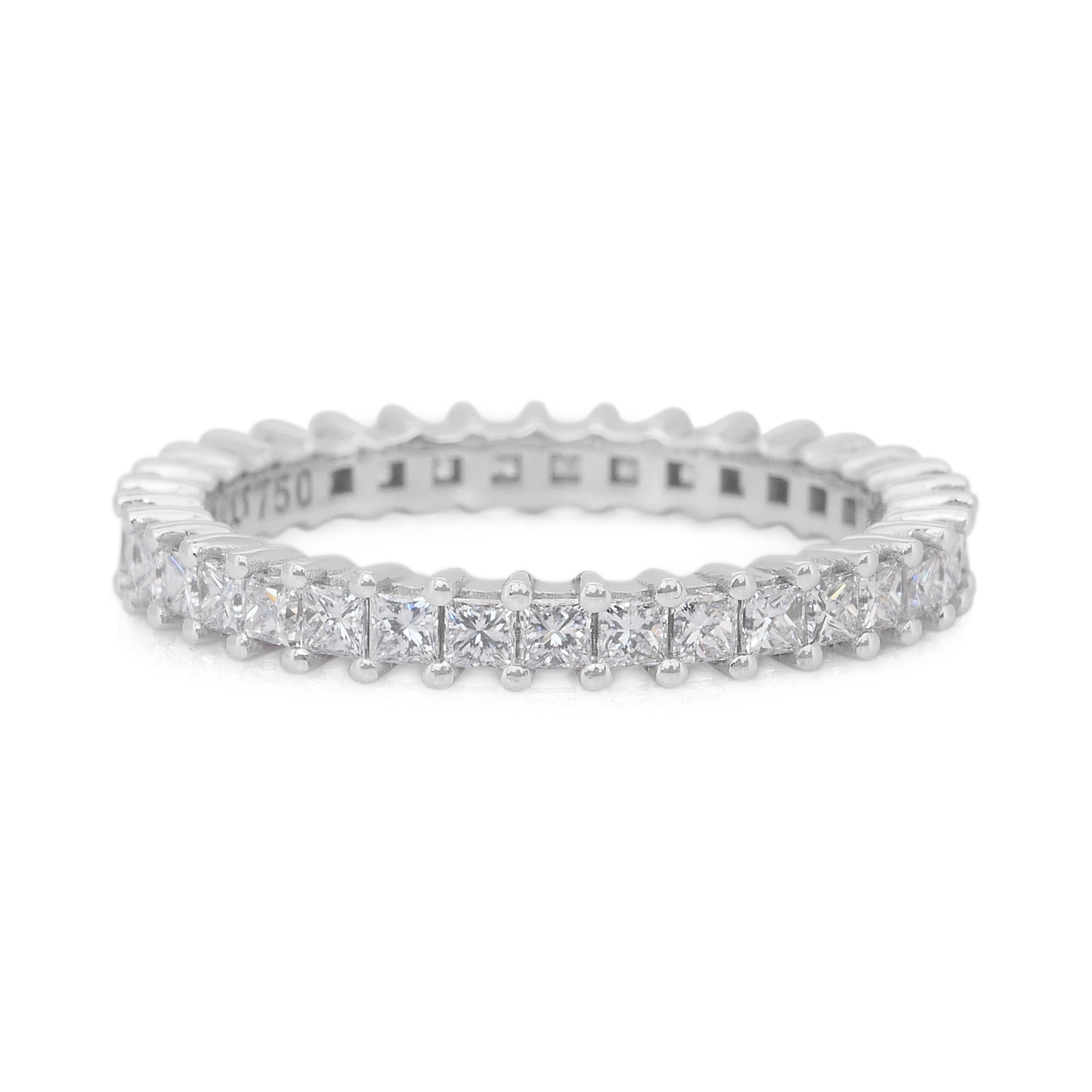 Dazzling 1.30ct Diamonds Eternity Ring in 18k White Gold - IGI Certified im Zustand „Neu“ im Angebot in רמת גן, IL