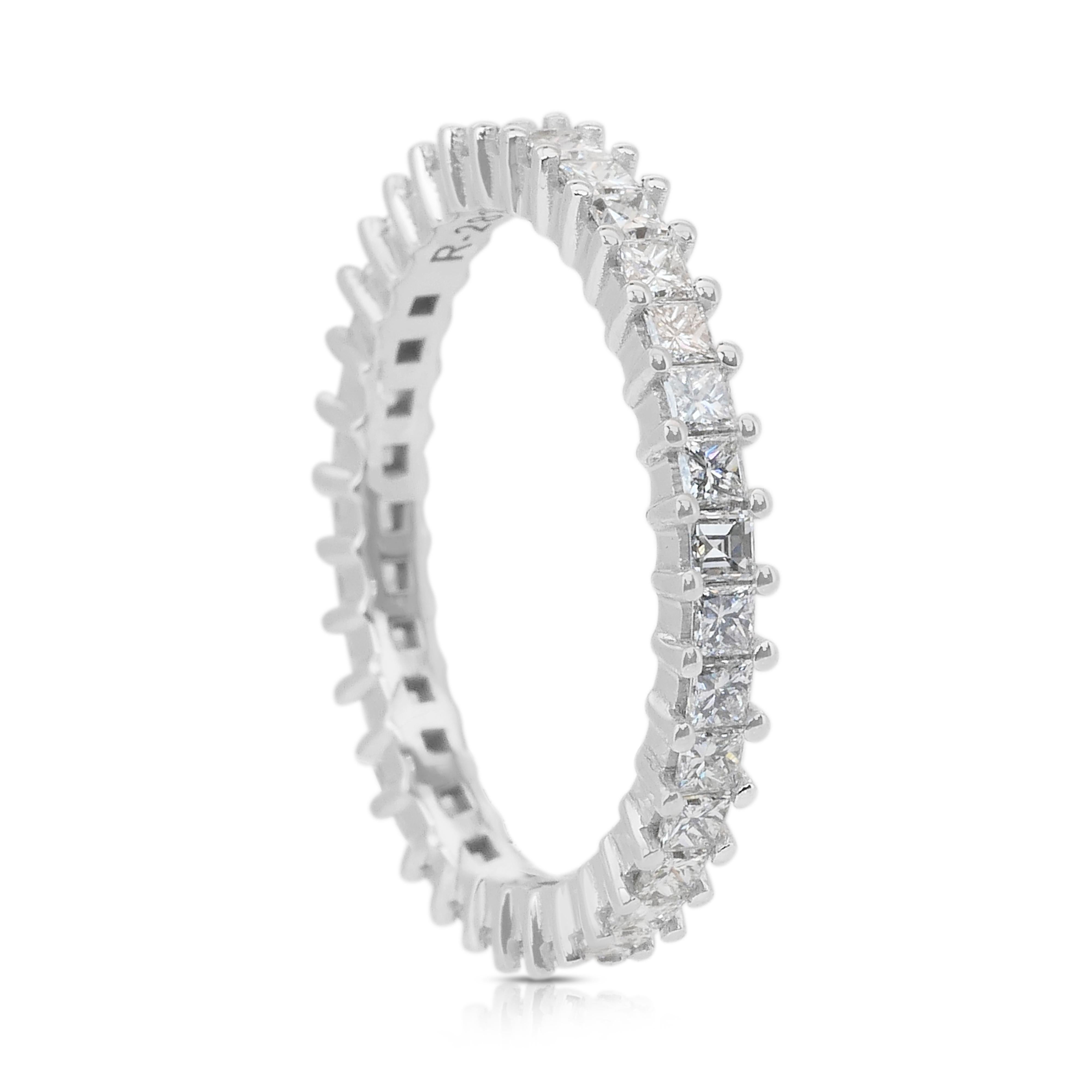 Dazzling 1.30ct Diamonds Eternity Ring in 18k White Gold - IGI Certified im Angebot 2