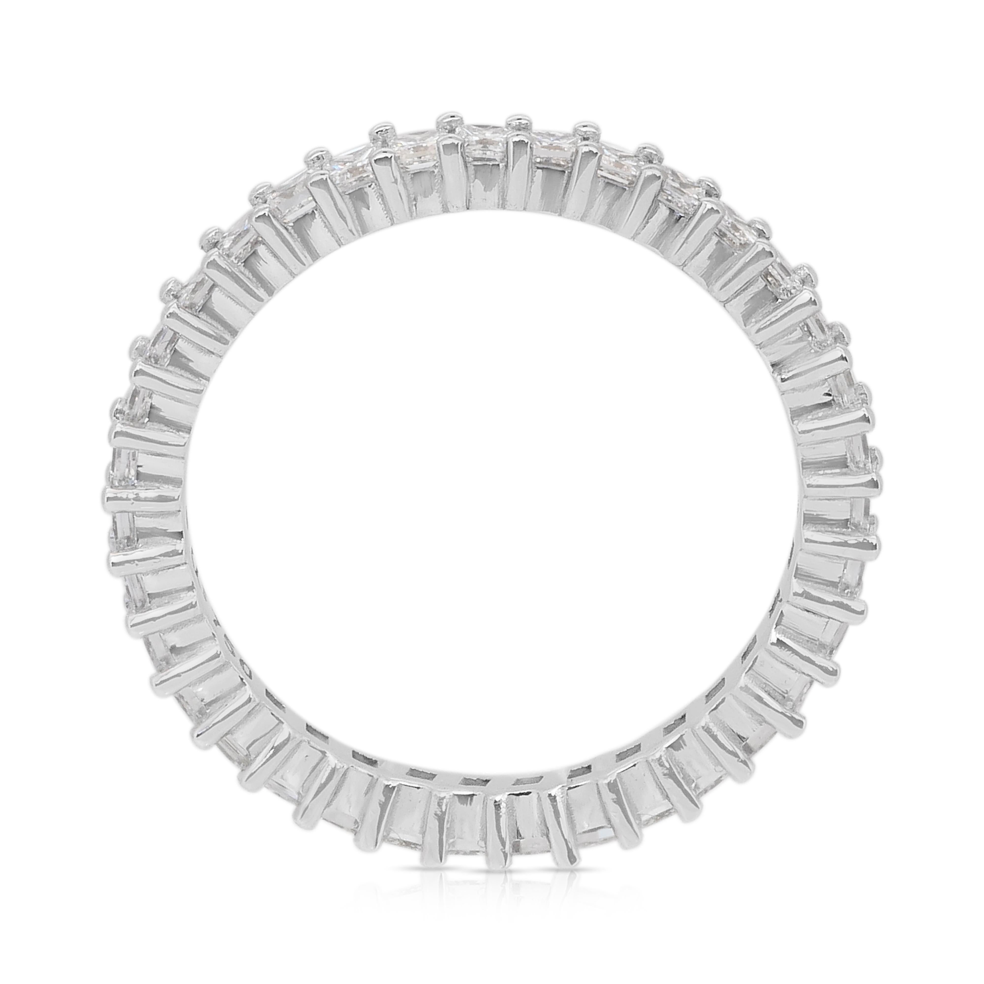 Dazzling 1.30ct Diamonds Eternity Ring in 18k White Gold - IGI Certified im Angebot 3