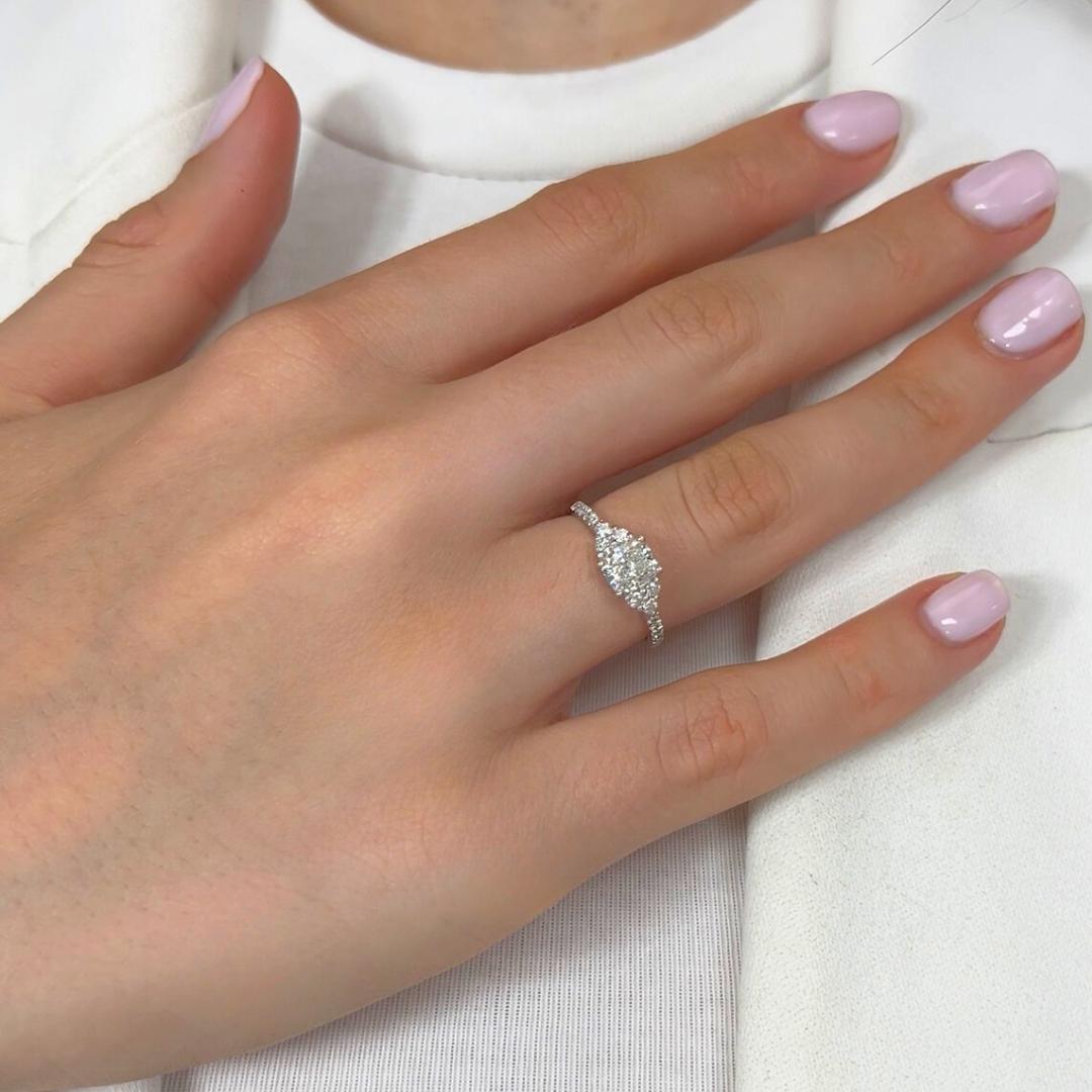Deslumbrante anillo con pavé de diamantes de 1,30 ct en oro blanco de 18k - Certificado IGI

Exuda refinada sofisticación con este impresionante anillo de oro blanco de 18 quilates con pavé de diamantes, centrado en torno a un deslumbrante diamante