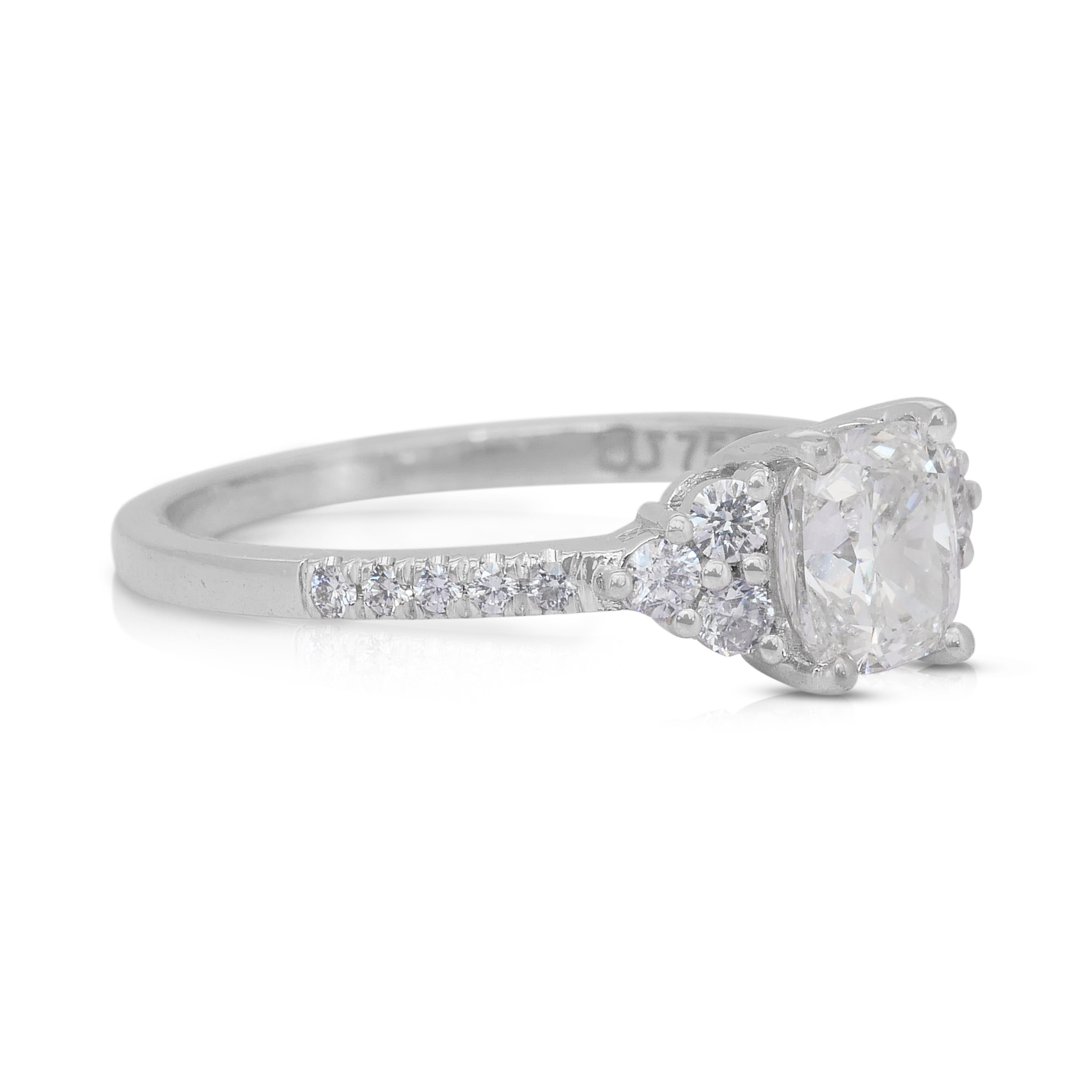 Deslumbrante anillo con pavé de diamantes de 1,30 ct en oro blanco de 18k - Certificado IGI Corte cojín en venta