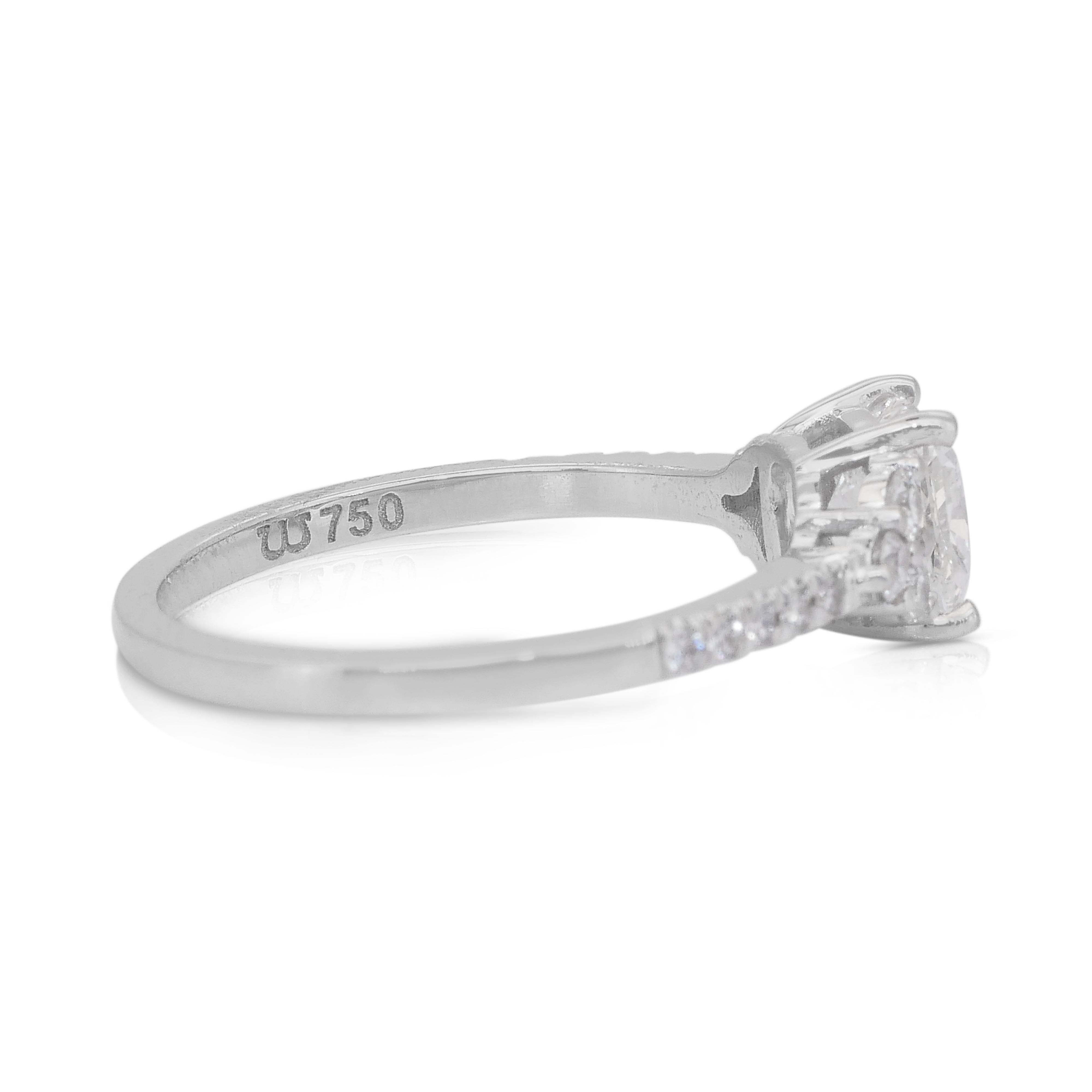 Deslumbrante anillo con pavé de diamantes de 1,30 ct en oro blanco de 18k - Certificado IGI en Nuevo estado para la venta en רמת גן, IL