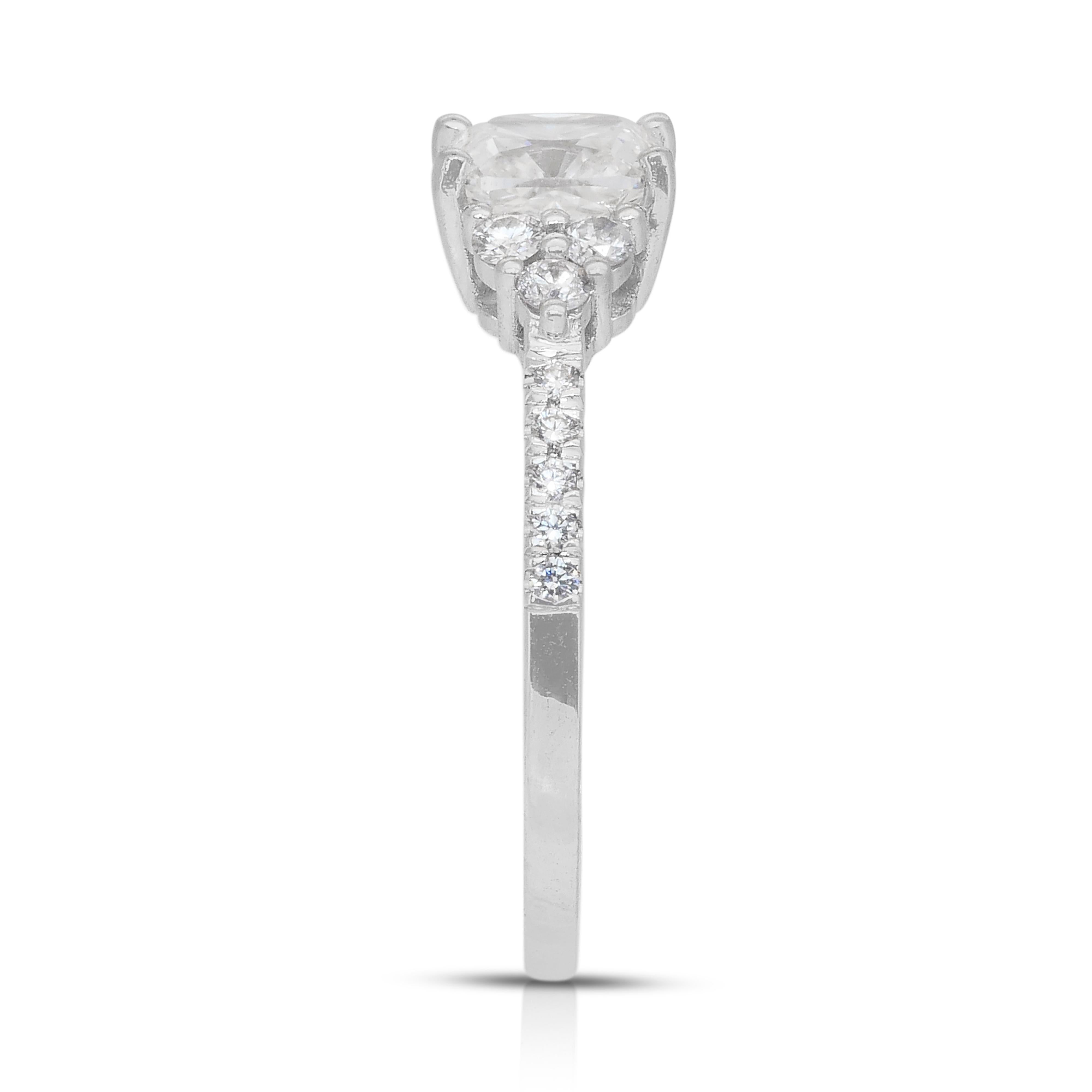 Deslumbrante anillo con pavé de diamantes de 1,30 ct en oro blanco de 18k - Certificado IGI en venta 2