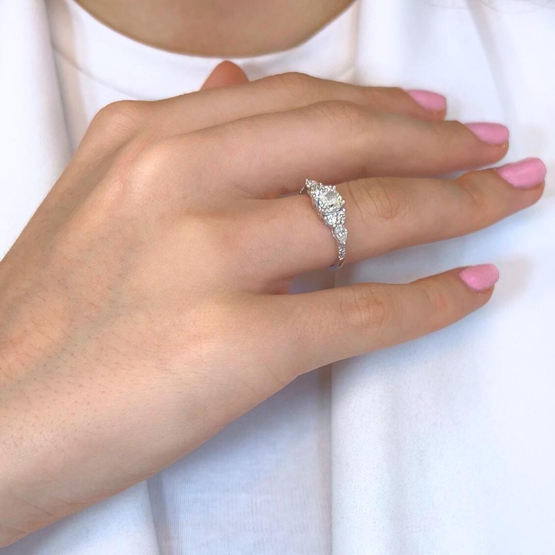 Dazzling 1.31ct Diamonds Ring in 18k White Gold - IGI Certified For Sale 5