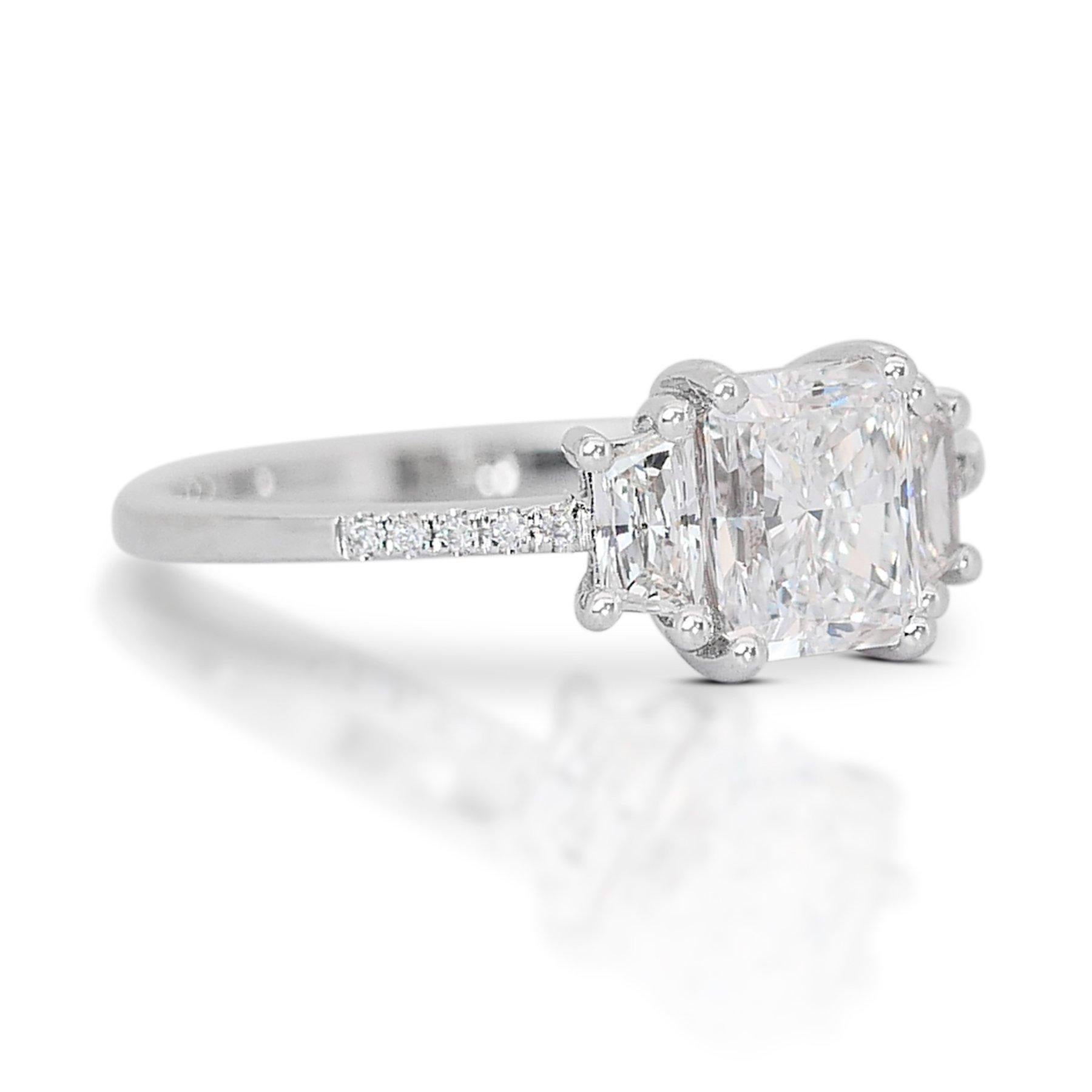 Schillernder 1,32 Karat Diamant 3-Stein-Ring aus 18 Karat Weißgold - GIA zertifiziert

Dieser exquisite Ring besticht durch sein einzigartiges und modernes Design, das in glänzendem 18-karätigem Weißgold gefertigt ist. Das Herzstück ist ein