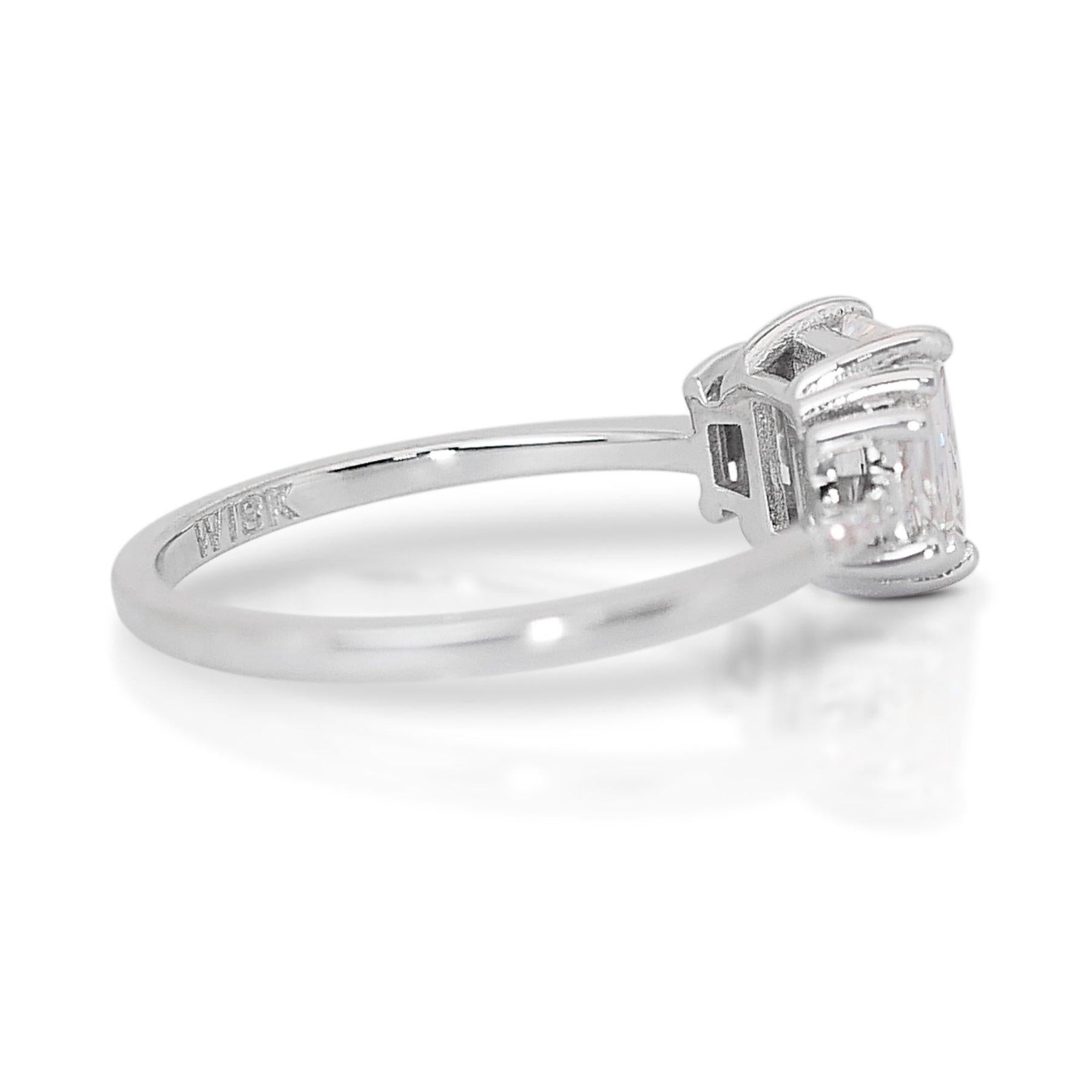 Schillernder 1,32 Karat Diamant 3-Stein-Ring aus 18 Karat Weißgold - GIA zertifiziert (Radiantschliff) im Angebot