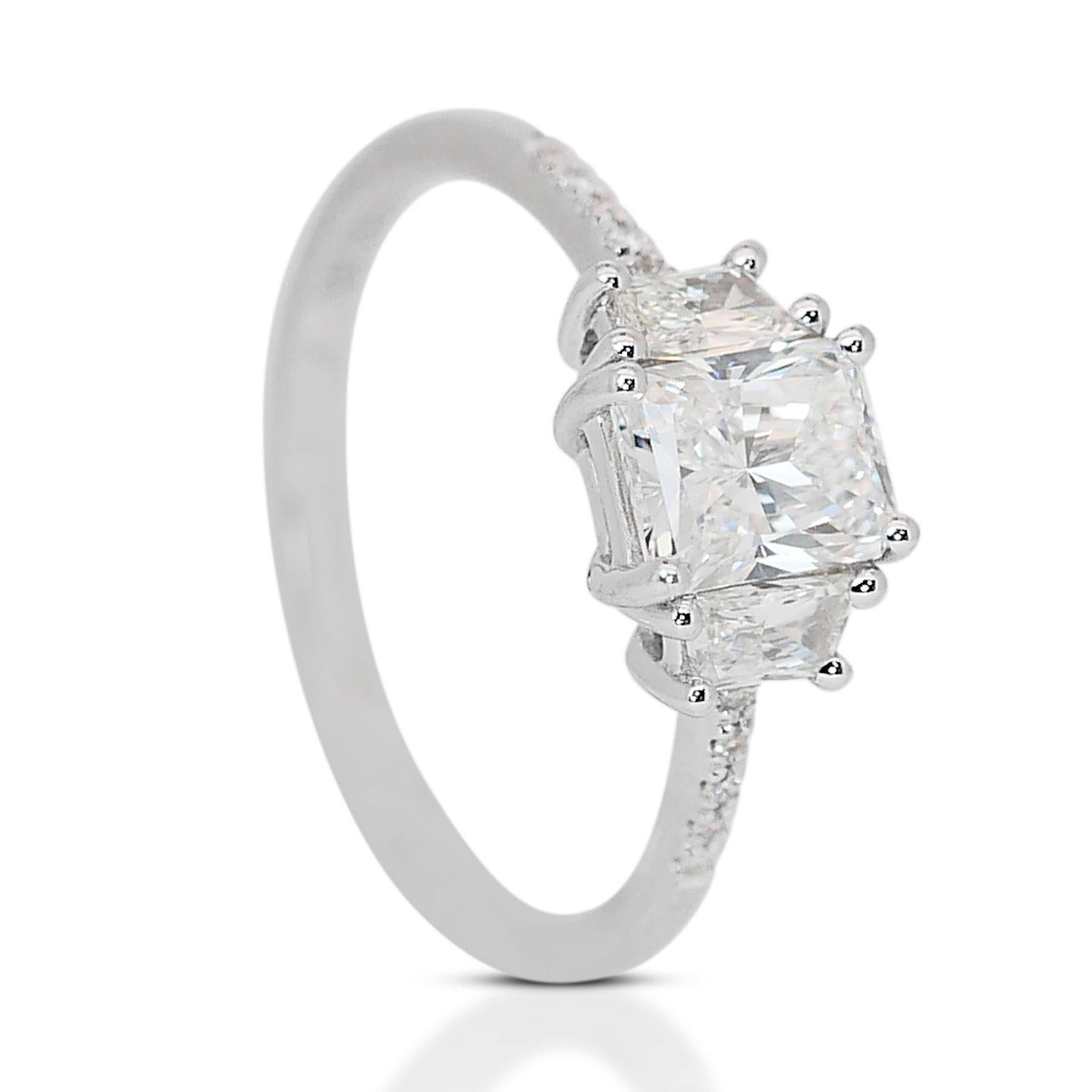 Schillernder 1,32 Karat Diamant 3-Stein-Ring aus 18 Karat Weißgold - GIA zertifiziert im Zustand „Neu“ im Angebot in רמת גן, IL