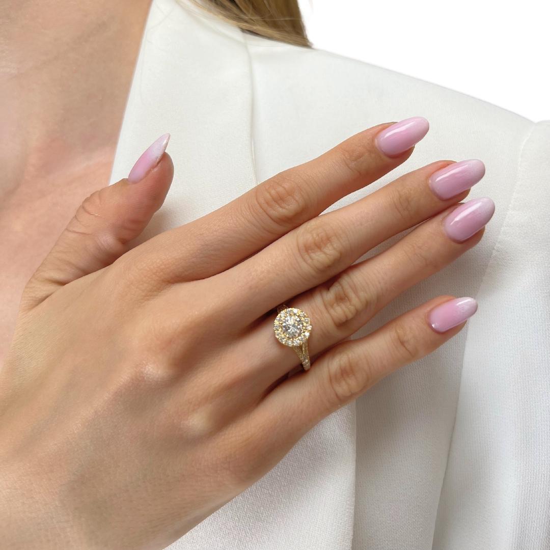 Dazzling 1.35ct Diamonds Halo Ring in 18k Yellow Gold - IGI Certified

This exquisite 18k yellow gold diamond halo ring is designed to captivate. The centerpiece is a brilliant 0.90-carat round diamond ensuring exceptional brilliance and light