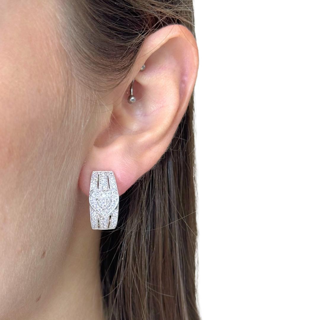 Orecchini con diamanti da 1,36 carati in oro bianco 18 carati - Certificato IGI

Eleganti e senza tempo, questi orecchini in oro bianco 18 carati brillano con 37 diamanti tondi brillanti per un totale di 1,36 carati. Con un buon grado di taglio, le