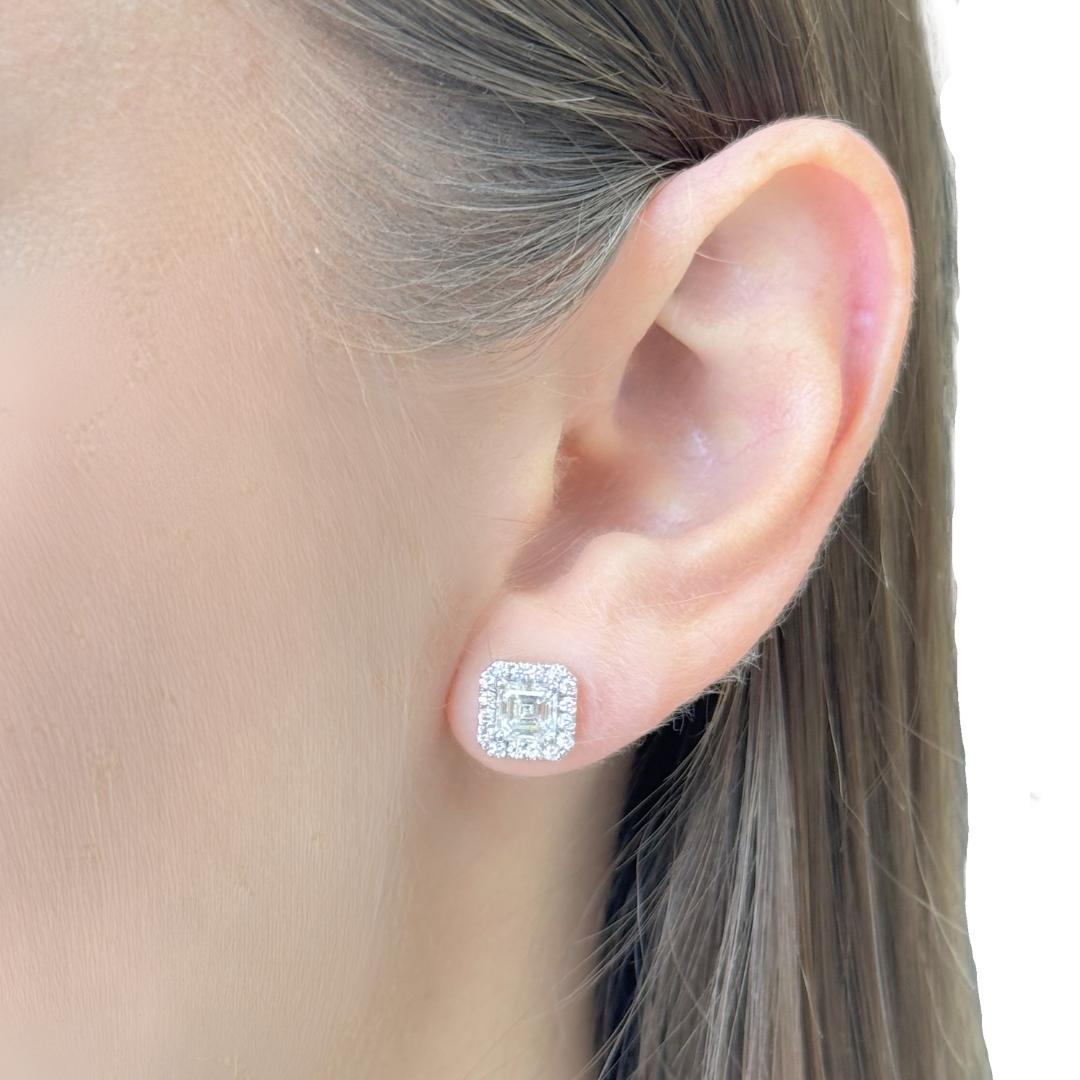 Schillernde 1,41ct Diamanten Halo-Ohrstecker in 18k Weißgold - GIA zertifiziert

Mit diesen schillernden Diamantohrsteckern aus luxuriösem 18-karätigem Weißgold unterstreichen Sie Ihren Stil. Zwei Diamanten im Quadratschliff von insgesamt 1,41 Karat