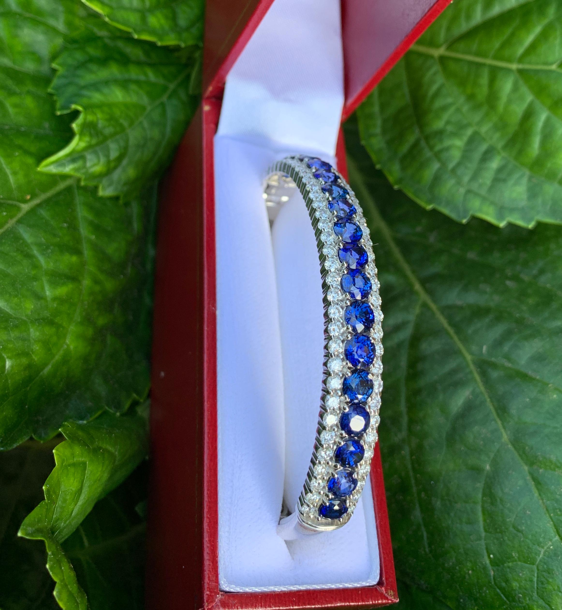 Contemporary Dazzling 15.15 Carat Blue Sapphires and Diamonds 18 Karat Hinged Bangle Bracelet
