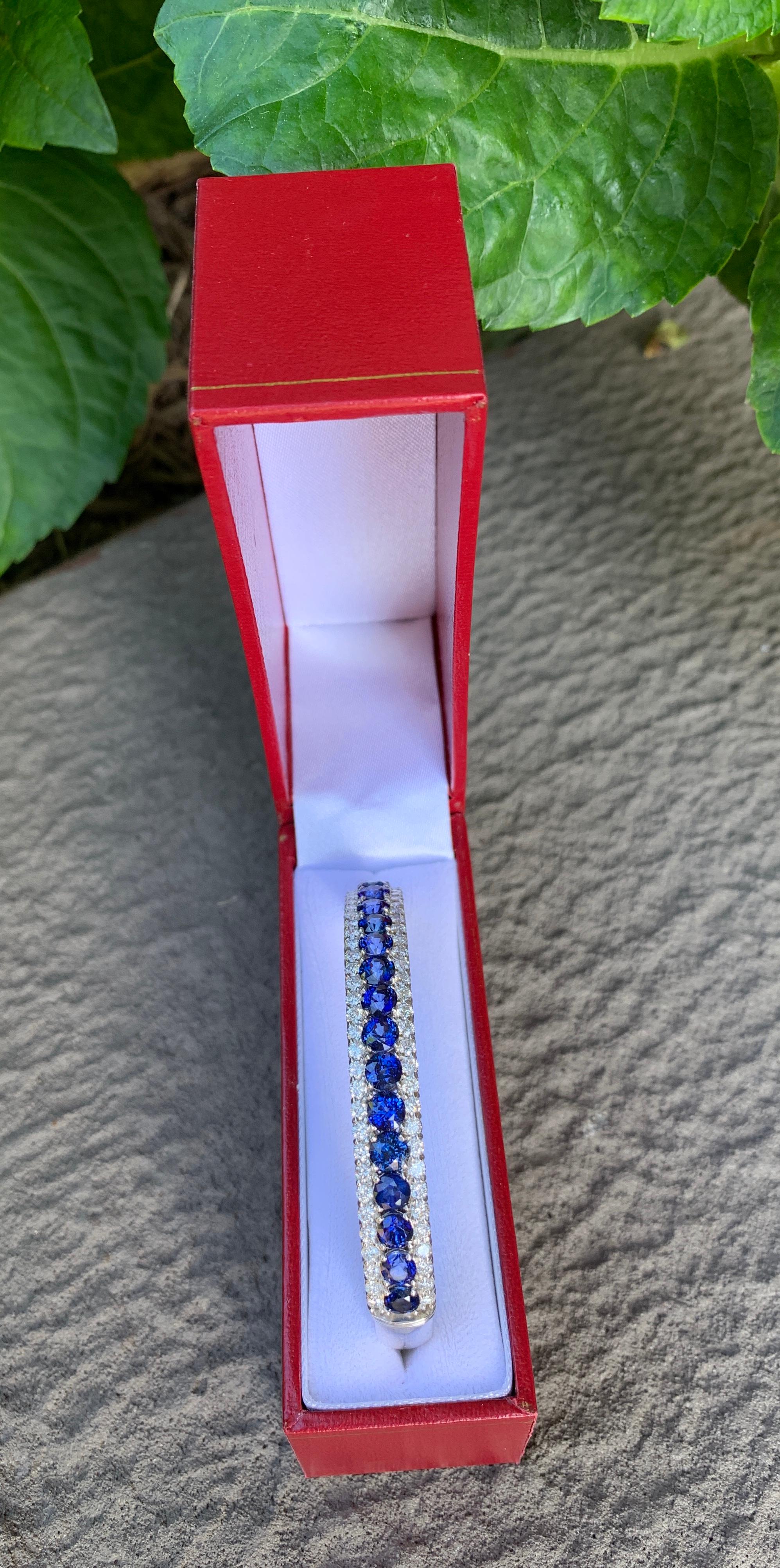 Women's Dazzling 15.15 Carat Blue Sapphires and Diamonds 18 Karat Hinged Bangle Bracelet