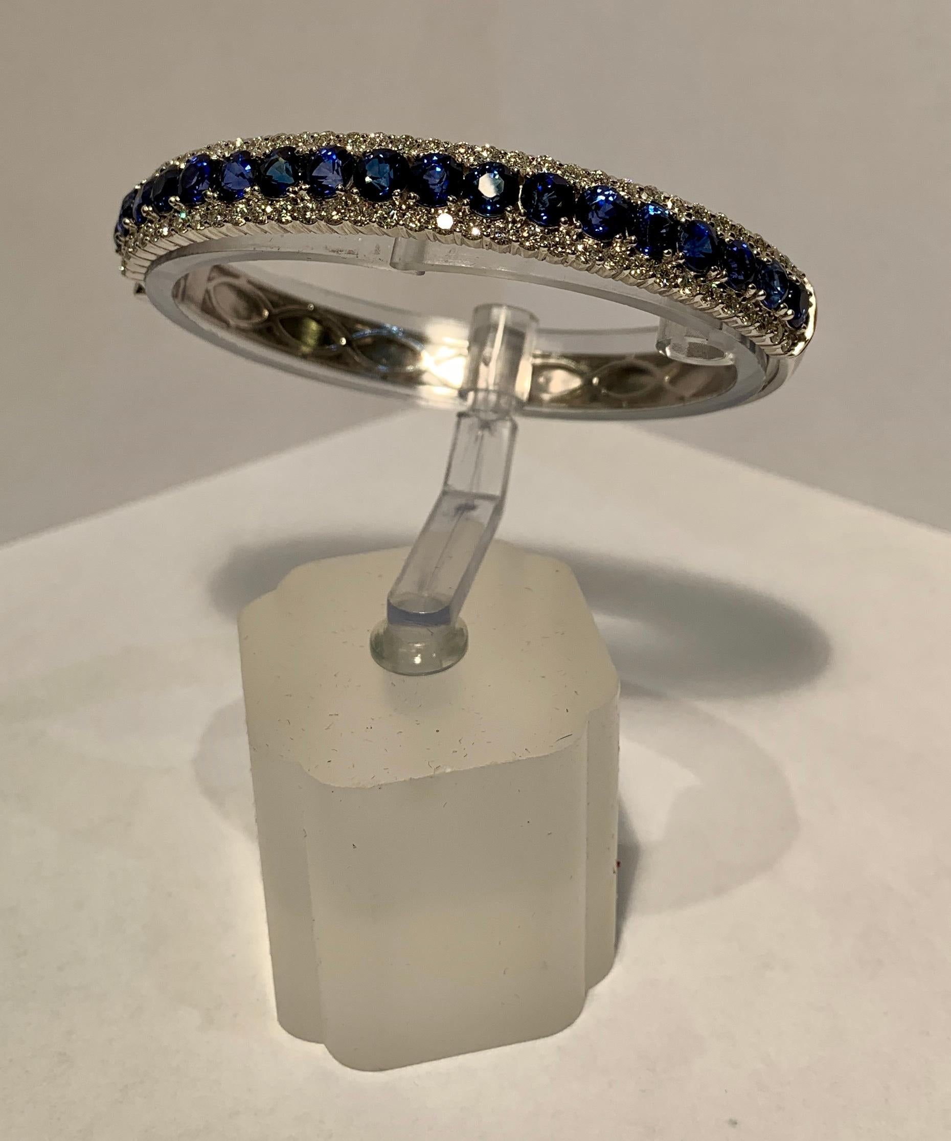 Dazzling 15.15 Carat Blue Sapphires and Diamonds 18 Karat Hinged Bangle Bracelet 3