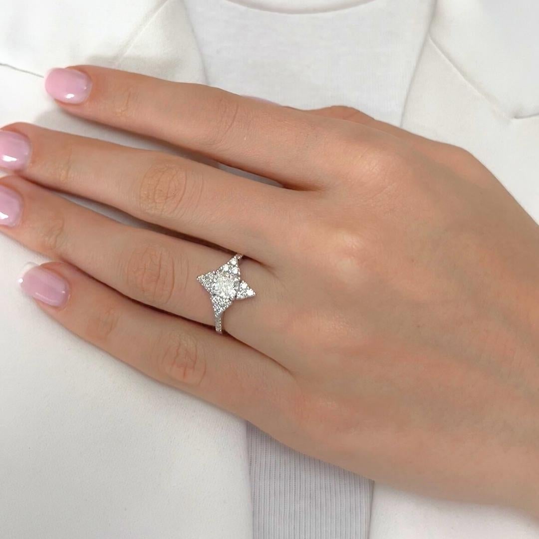 Anello con 1,46 carati di diamanti in oro bianco 18 carati - Certificato IGI

Un classico mix di scintillio e raffinatezza, questo anello con diamante mette in mostra un diamante centrale con taglio a cuscino da 1,01 carati, che irradia