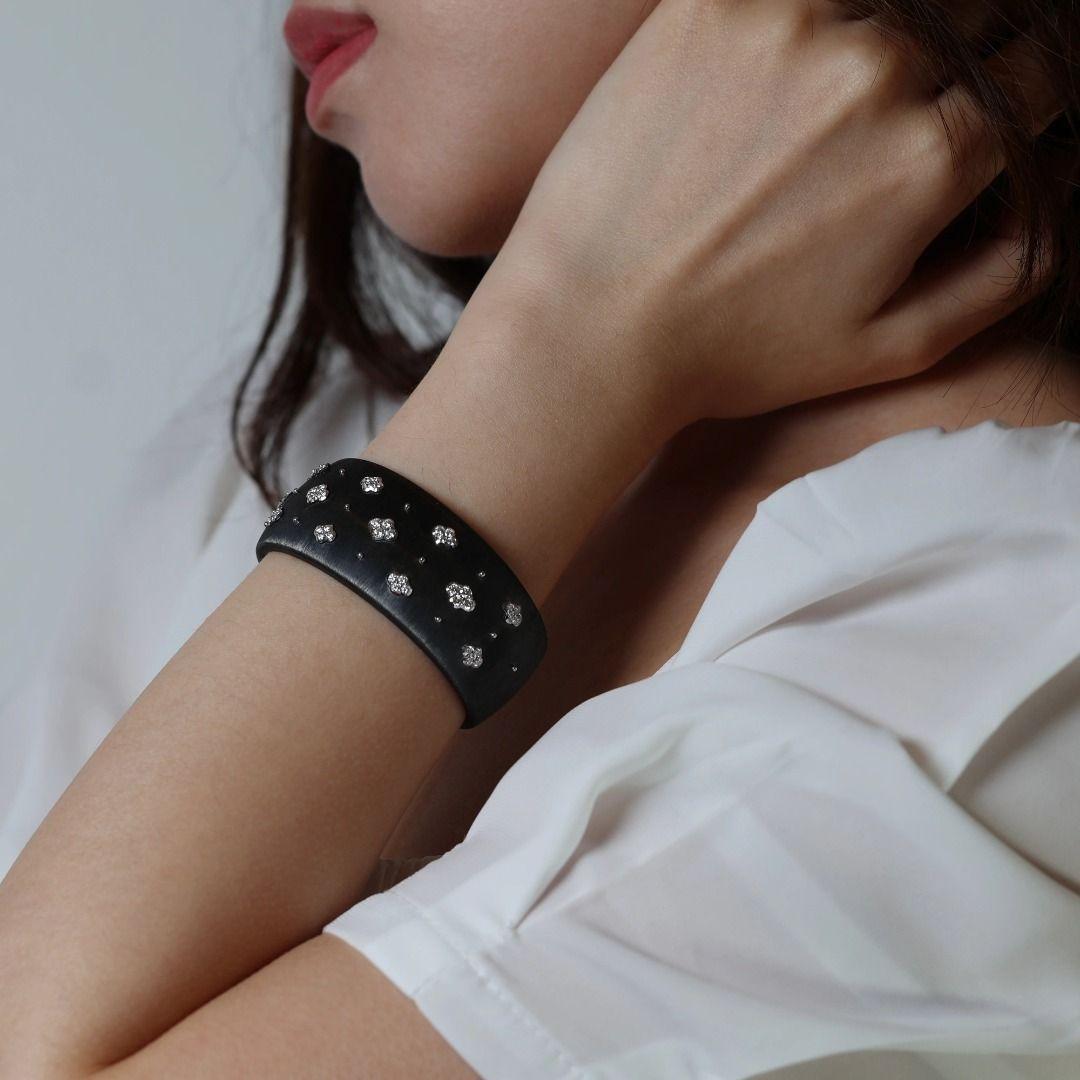 Esta cautivadora pulsera presenta un deslumbrante conjunto de 56 diamantes brillantes redondos, con un total de 1,48 quilates. Cada diamante tiene un brillante grado de color F y claridad VS, lo que garantiza un brillo y un fuego excepcionales.