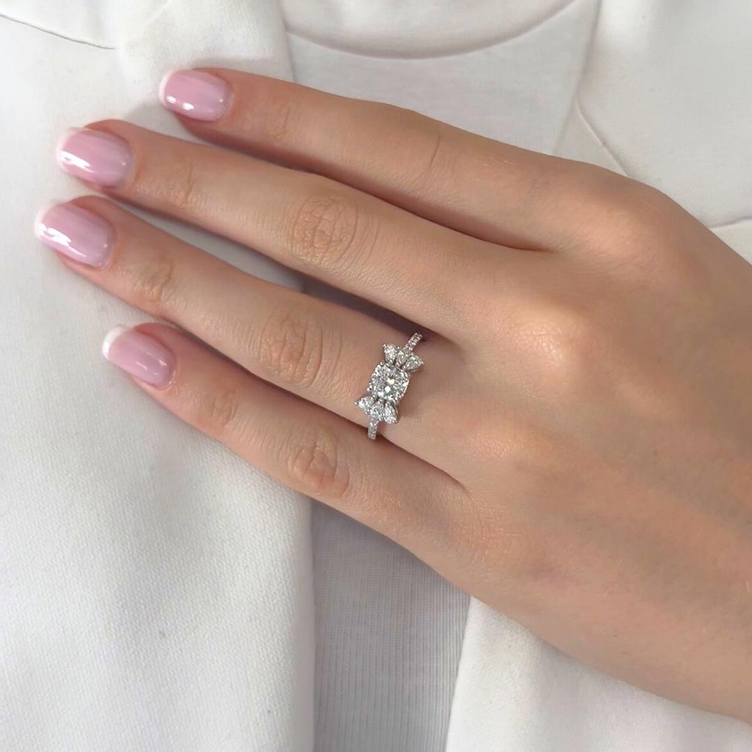 Schillernde 1,49ct Diamanten Ring in 18k Weißgold - GIA zertifiziert

Dieser GIA-zertifizierte Diamantring ist ein wahres Meisterwerk an Eleganz und Brillanz mit einem atemberaubenden Mittelstein im Kissenschliff von 1,01 Karat. Sechs Diamanten im