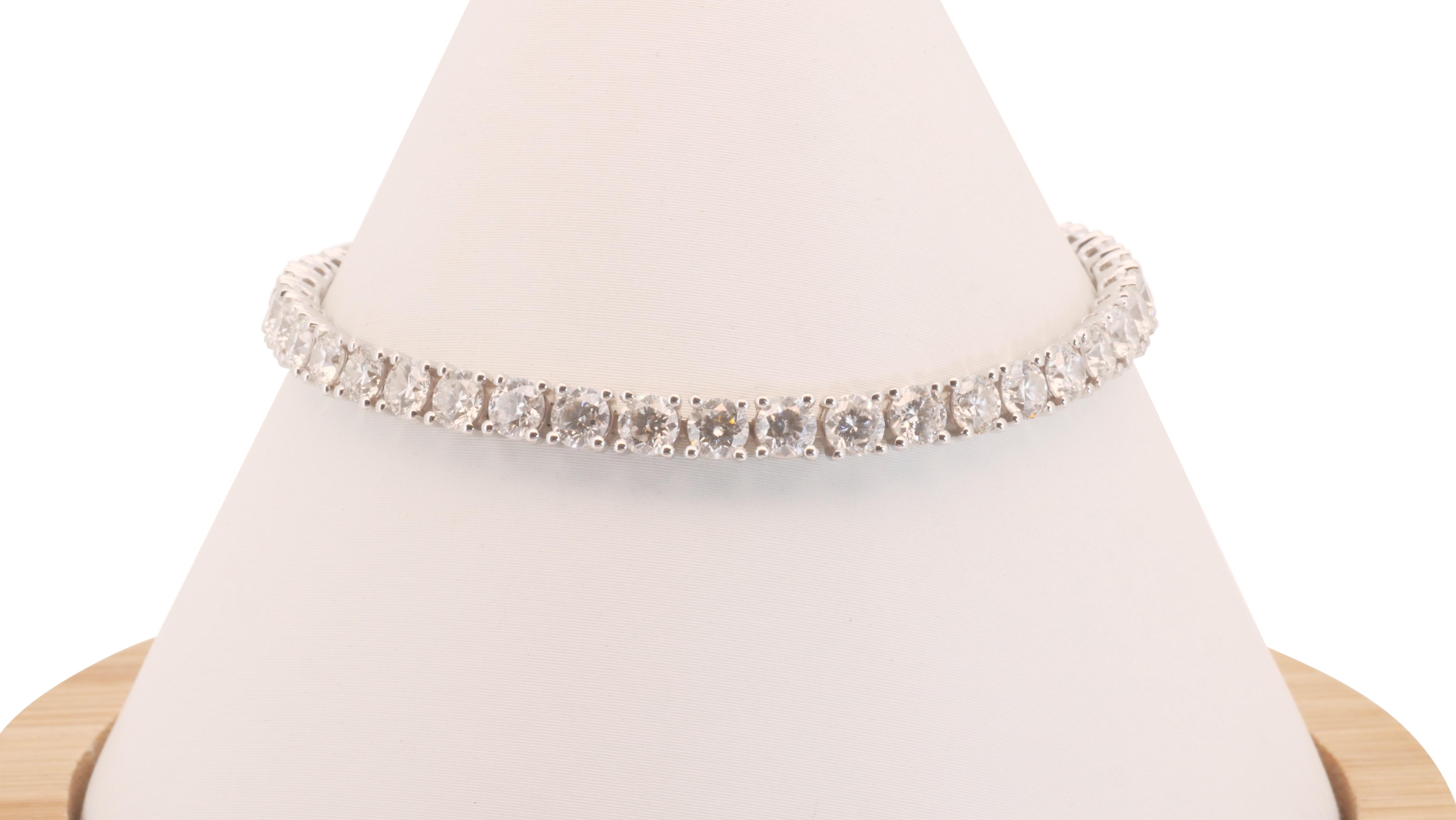A gorgeous tennis bracelet with a dazzling 7.5 carat round brilliant diamonds. The jewelry is made of 14k white gold with a high quality polish. It comes with a fancy jewelry box.

42 diamonds main stone of 7.5 carat
cut: round brilliant
color: