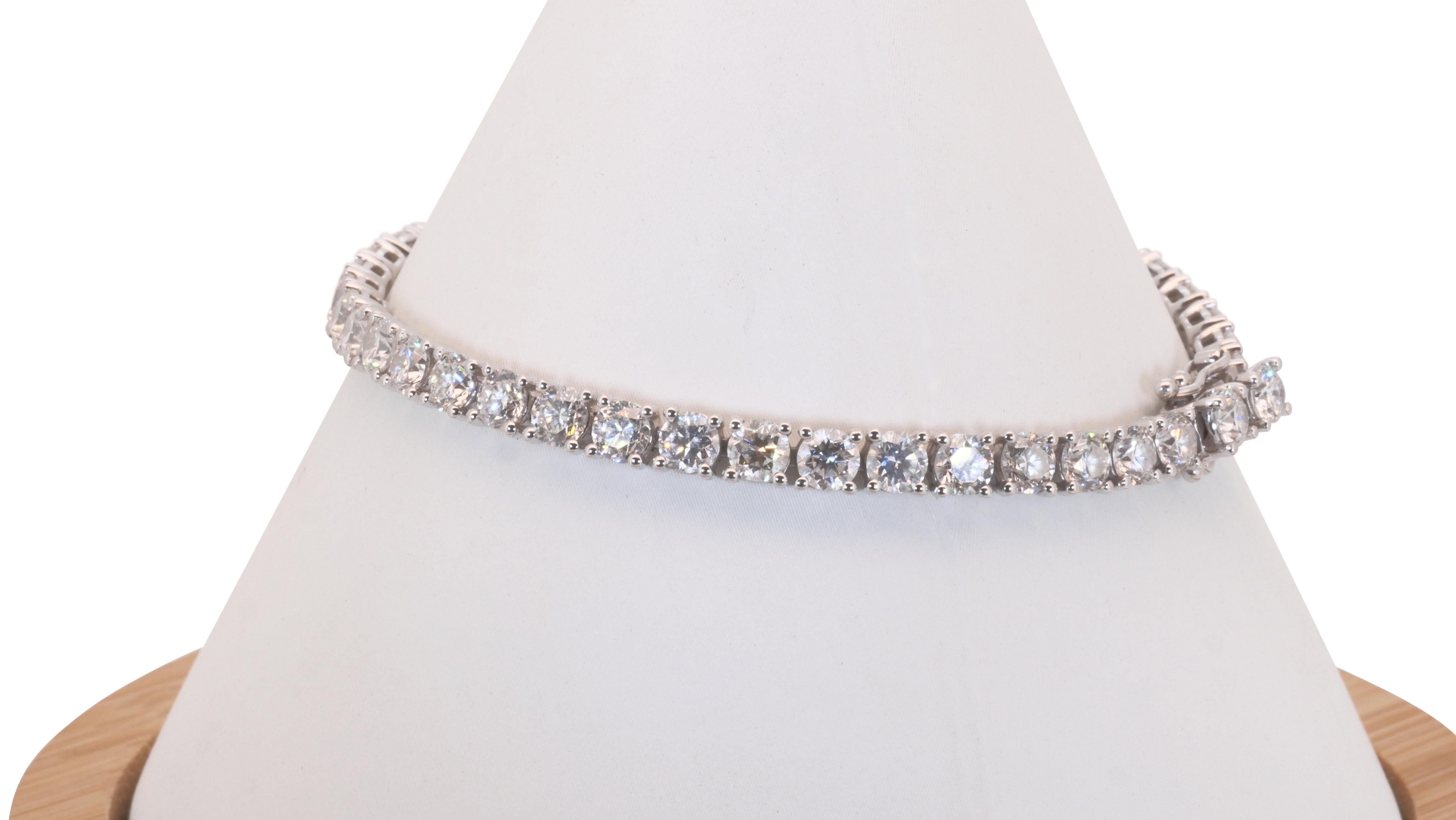 Dazzling 14k White Gold Tennis Bracelet with 7.5 Carat Natural Diamonds In New Condition In רמת גן, IL