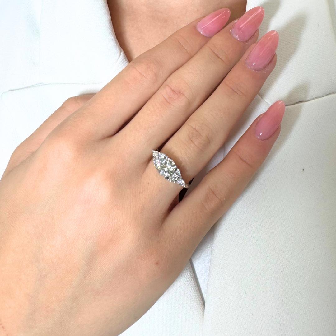 Schillernde 1,51ct Diamanten Ring in 14k Weißgold - GIA zertifiziert

Dieser exquisite Diamantring präsentiert einen schillernden runden Brillanten von 1,11 Karat. Sein exzellenter Schliff sorgt für maximales Funkeln und Schillern. Das Design wird